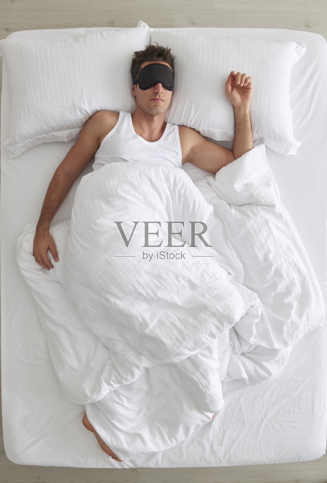 一个戴着眼罩的男人躺在床上照片摄影图片