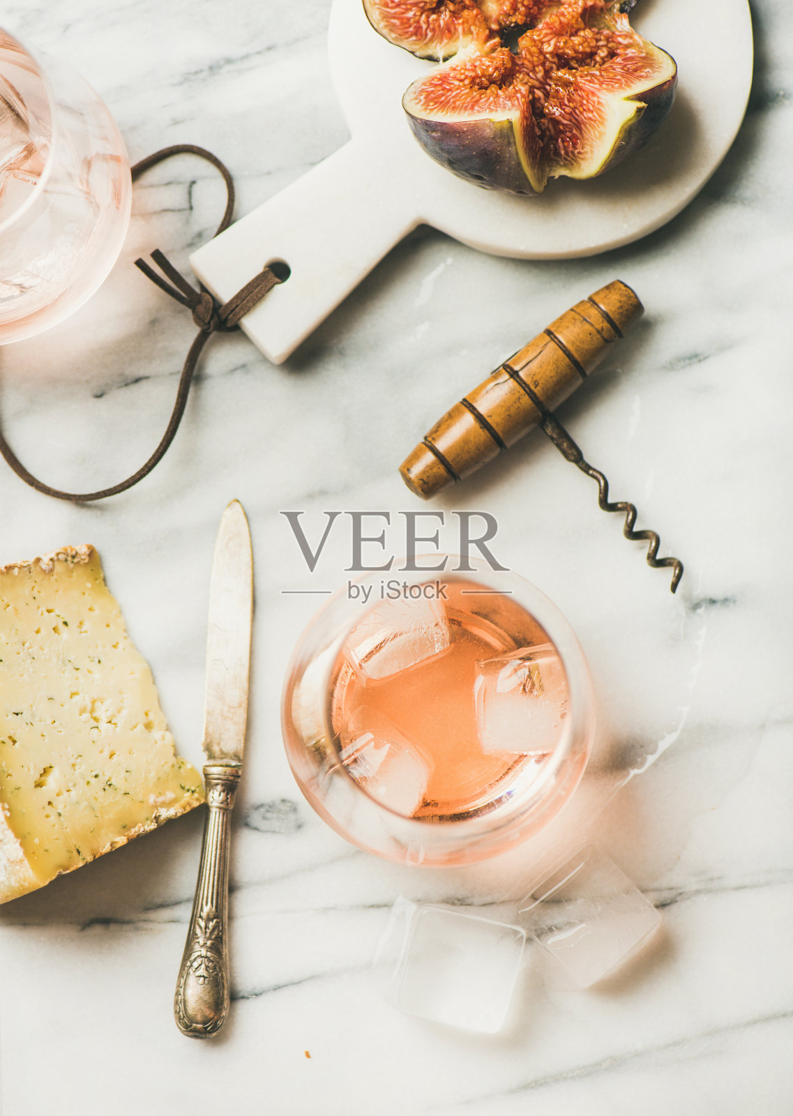 一杯玫瑰酒，新鲜无花果和奶酪，大理石背景照片摄影图片