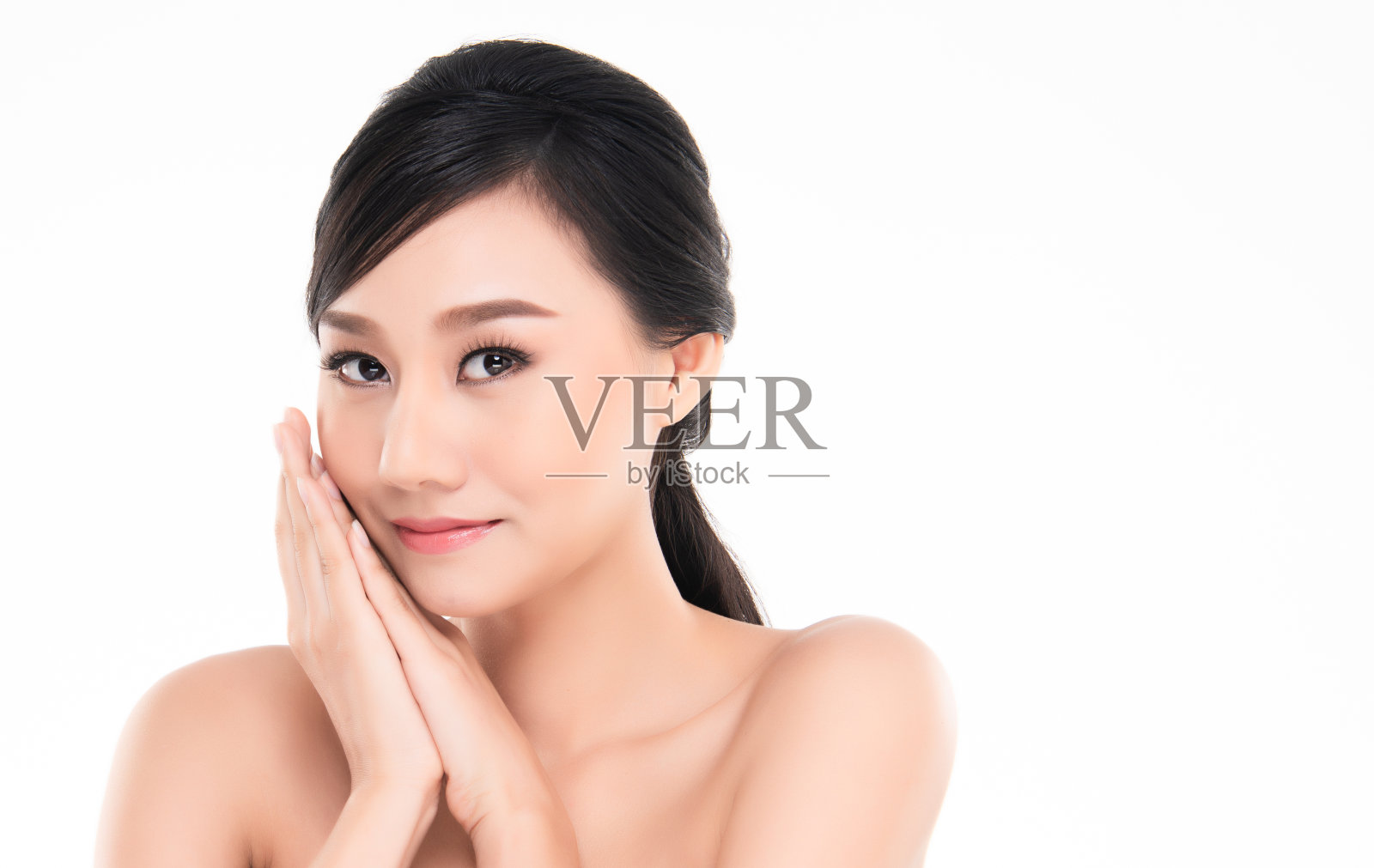 美丽年轻的亚洲女人与清洁新鲜的皮肤照片摄影图片