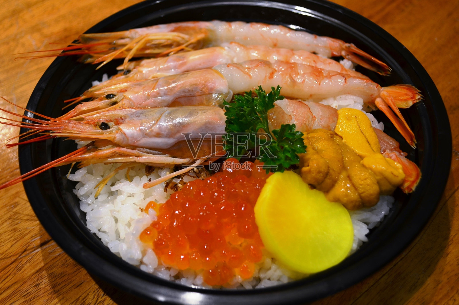 海胆、虾和鲑鱼籽刺身饭照片摄影图片