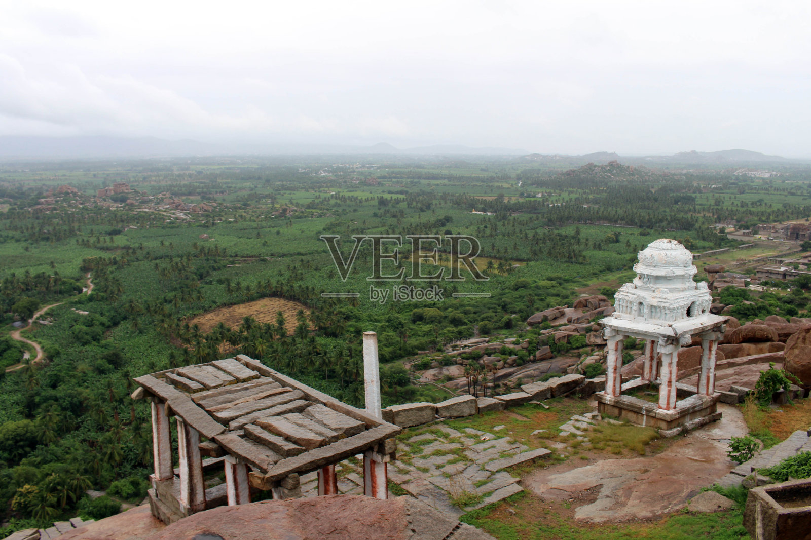 马坦加山上俯瞰汉比遗址的寺庙。照片摄影图片