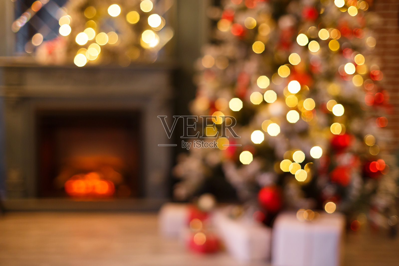 圣诞家的房间有圣诞树和节日的散景照明，模糊的节日背景照片摄影图片