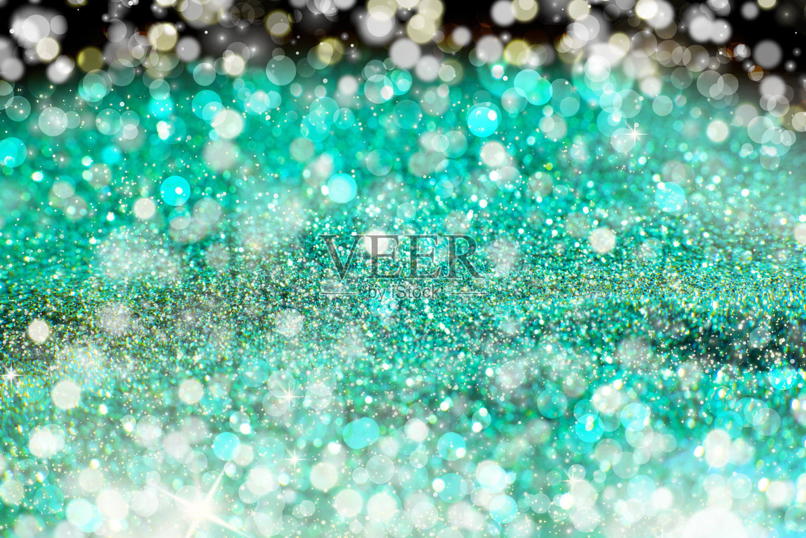 海蓝宝石闪闪发光的灯光节日背景与纹理。圣诞节闪烁着明亮的散焦和陨落的星星。冬季卡片或请柬照片摄影图片