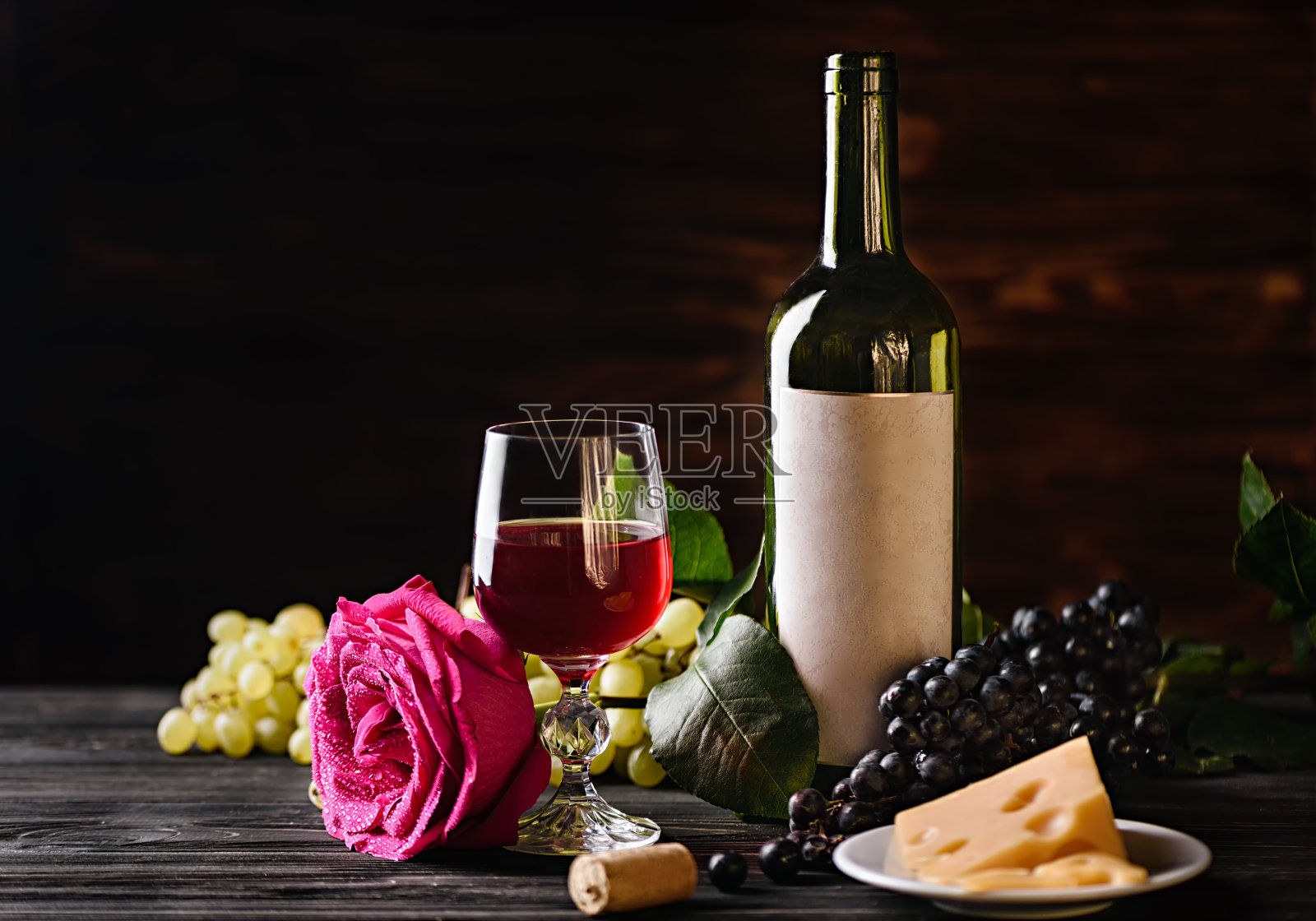 静物，红酒，奶酪，葡萄和玫瑰。照片摄影图片