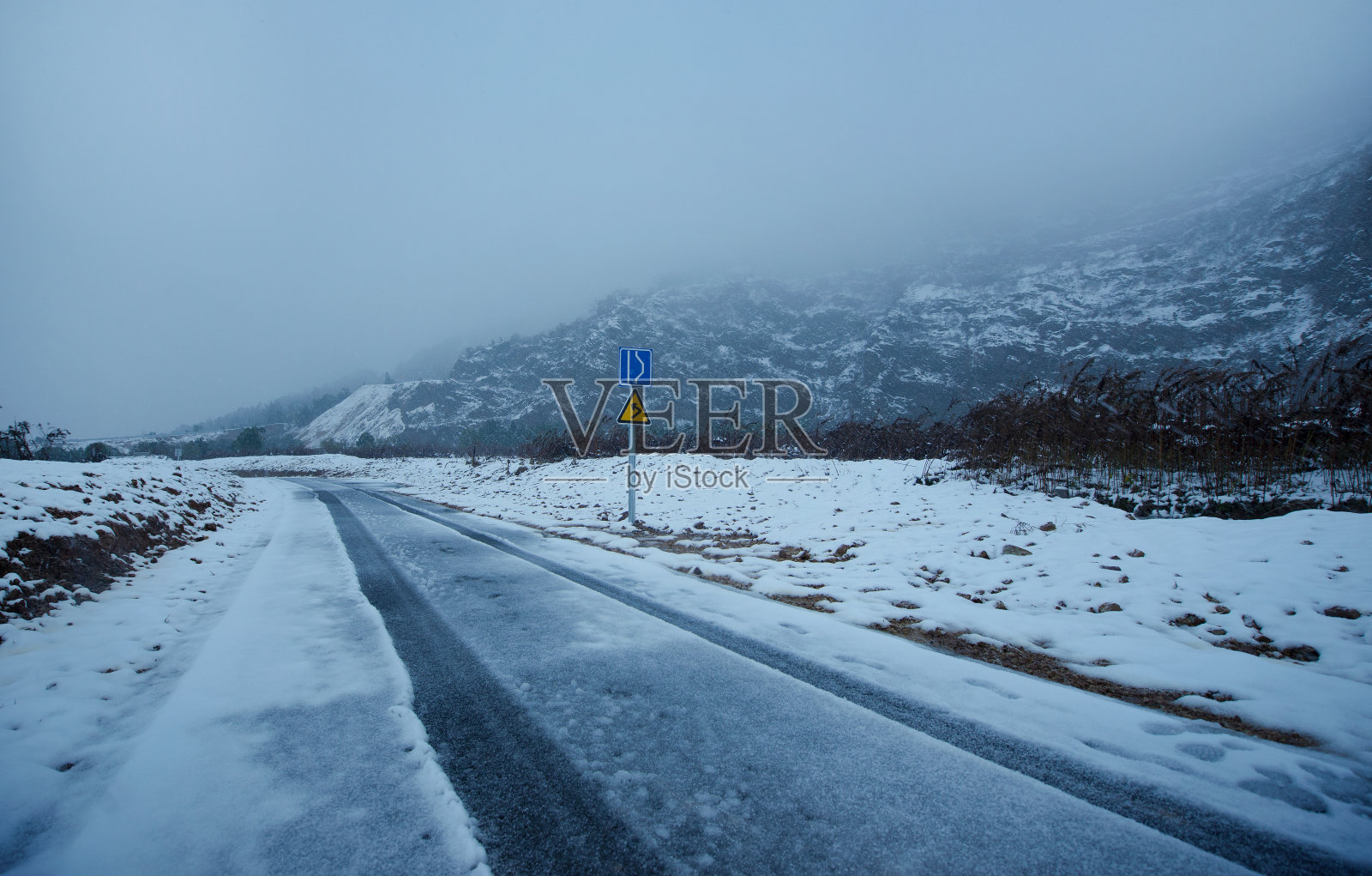 雪过后，路在山脚下。照片摄影图片