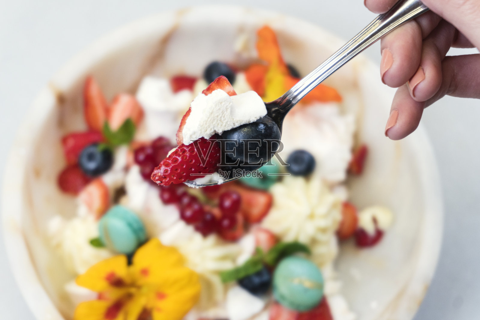 健康沙拉，草莓，蓝莓，奶油芝士照片摄影图片