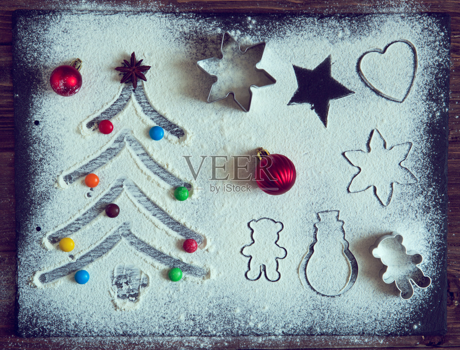圣诞姜饼饼干和冷杉树和圣诞装饰在黑色的石头背景。俯视图照片摄影图片