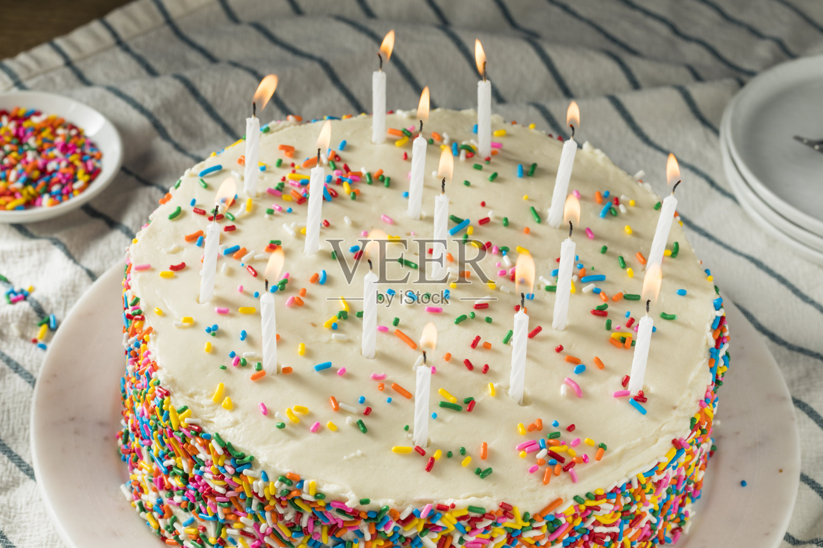 自制蜡烛的甜蜜生日蛋糕照片摄影图片