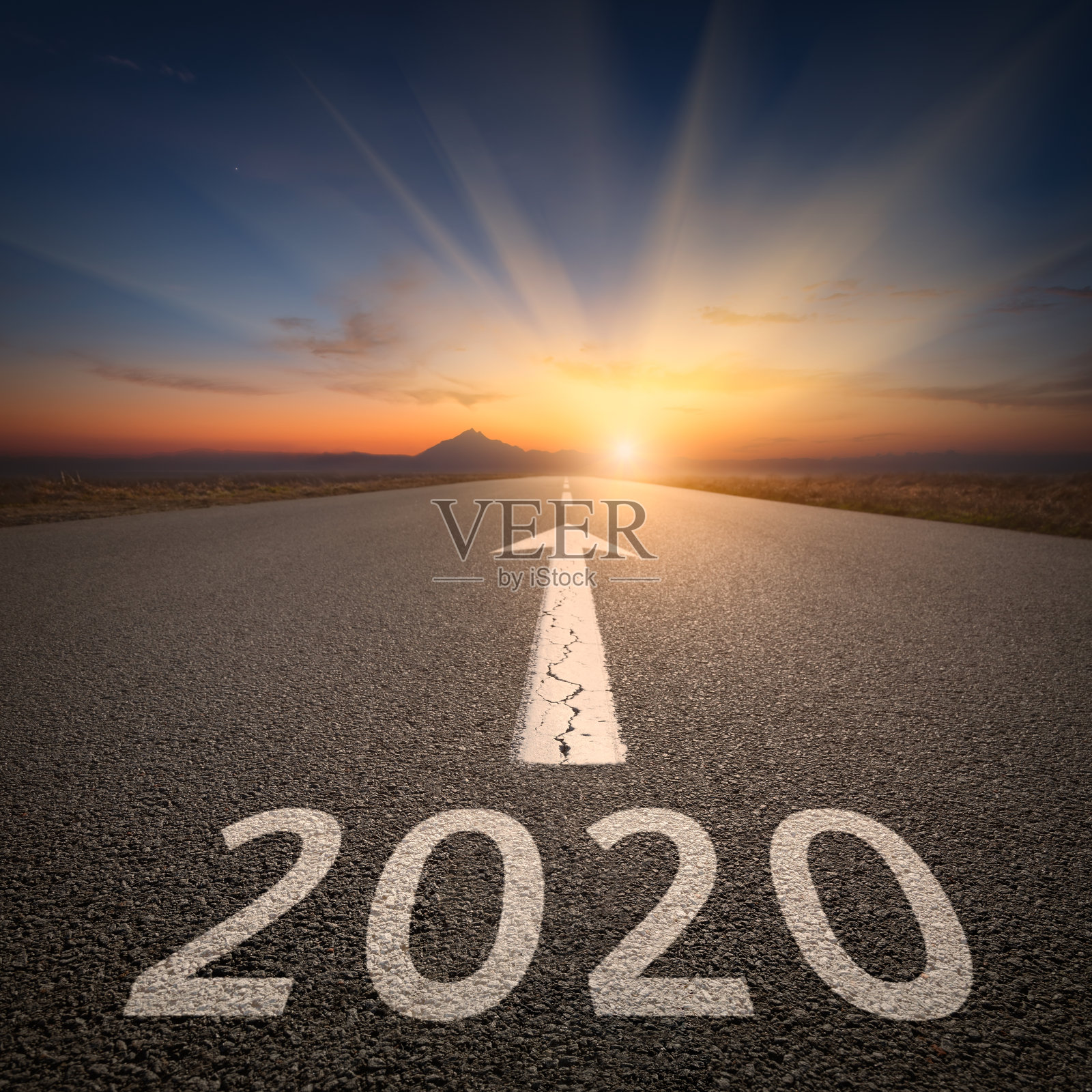 在日出时行驶到即将到来的2020年照片摄影图片