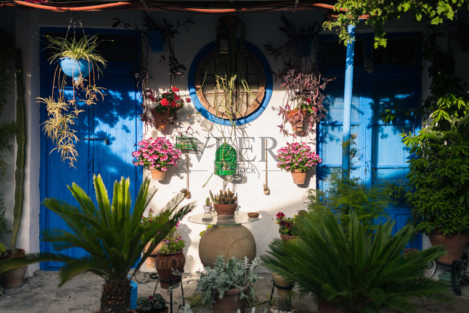 典型的安达卢西亚庭院在科尔多瓦，安达卢西亚西班牙有蓝色的门和许多植物照片摄影图片