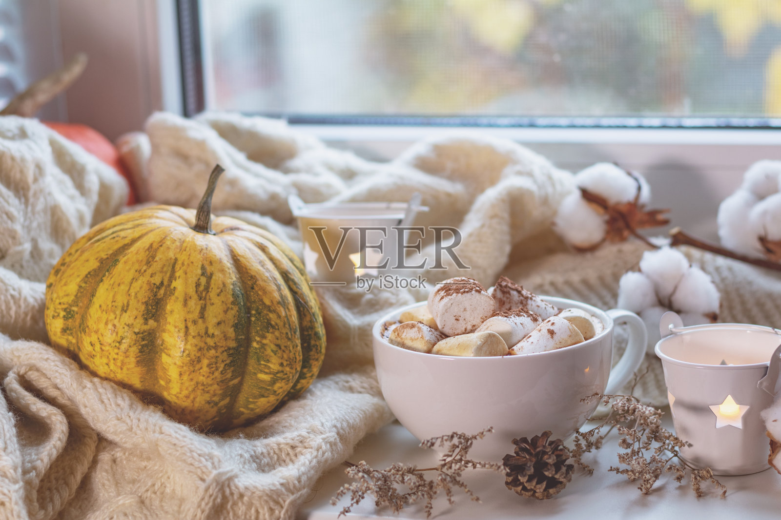 一杯咖啡和窗台上的棉花糖，舒适的家庭概念照片摄影图片
