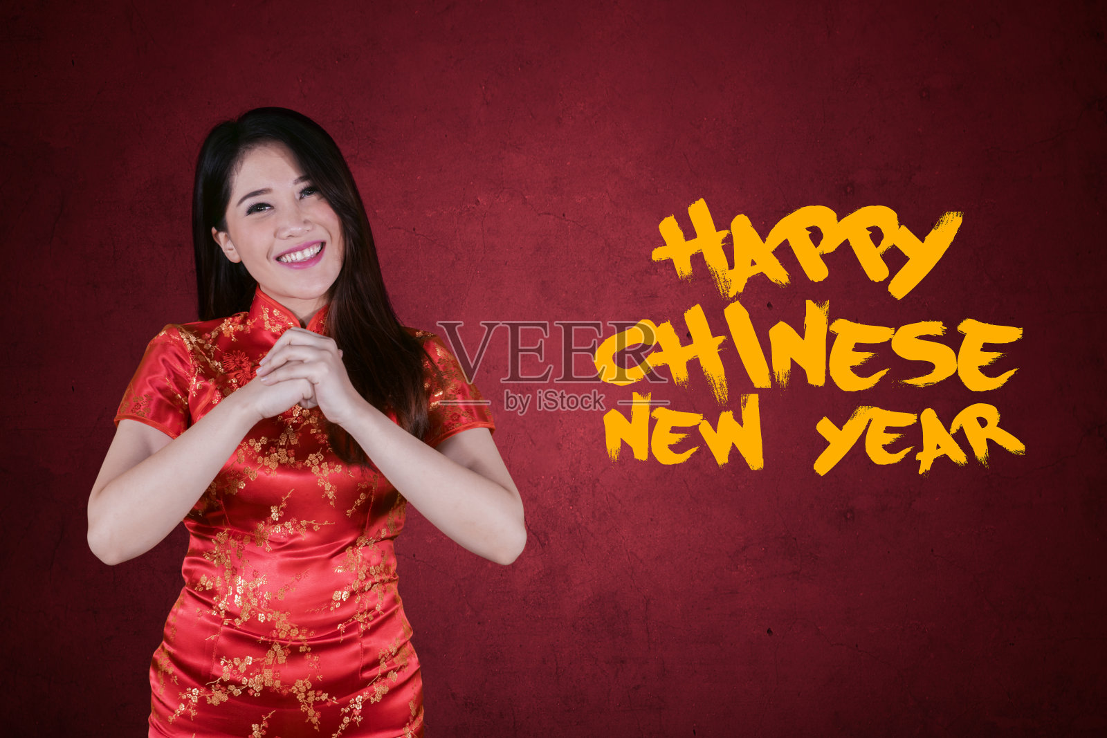 快乐的女人站在中国新年的文字照片摄影图片