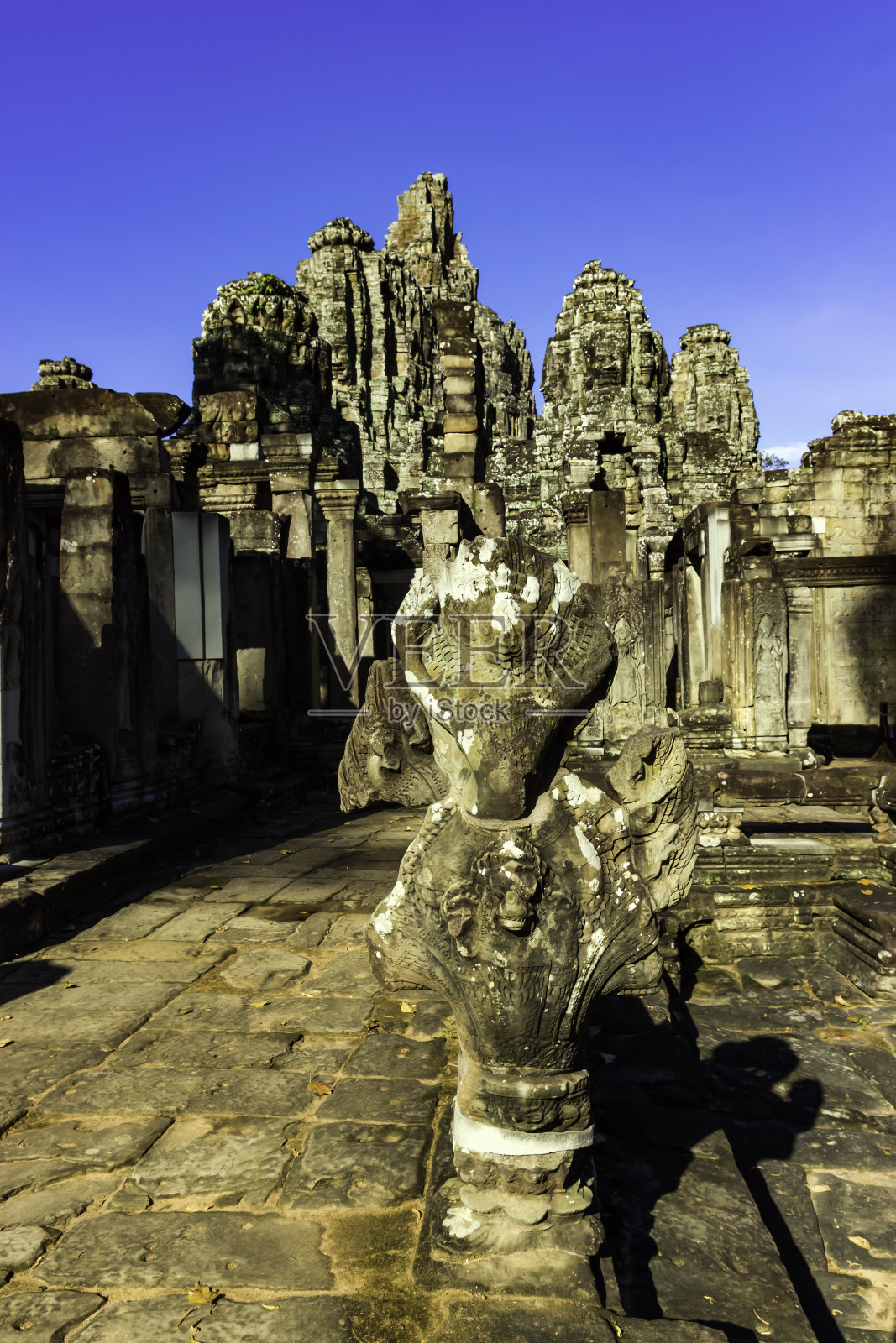 毁坏柬埔寨巴戎寺的古代雕像照片摄影图片