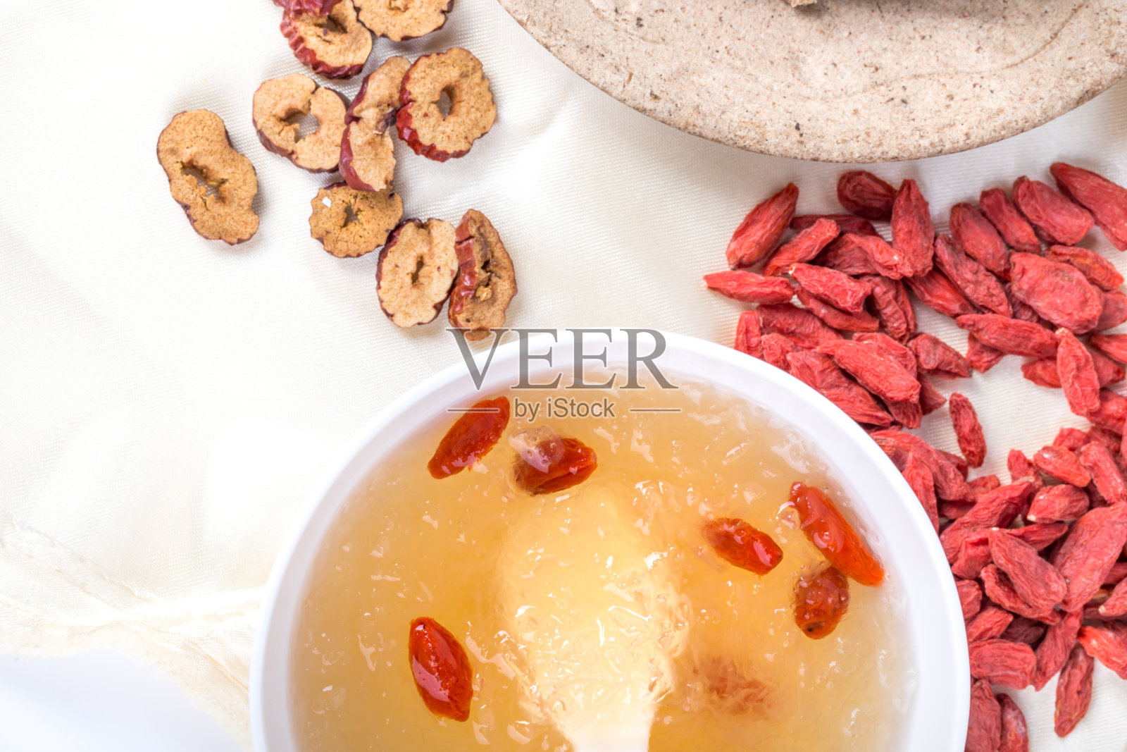可食燕窝、枸杞、枣。燕窝汤，中国传统食物照片摄影图片