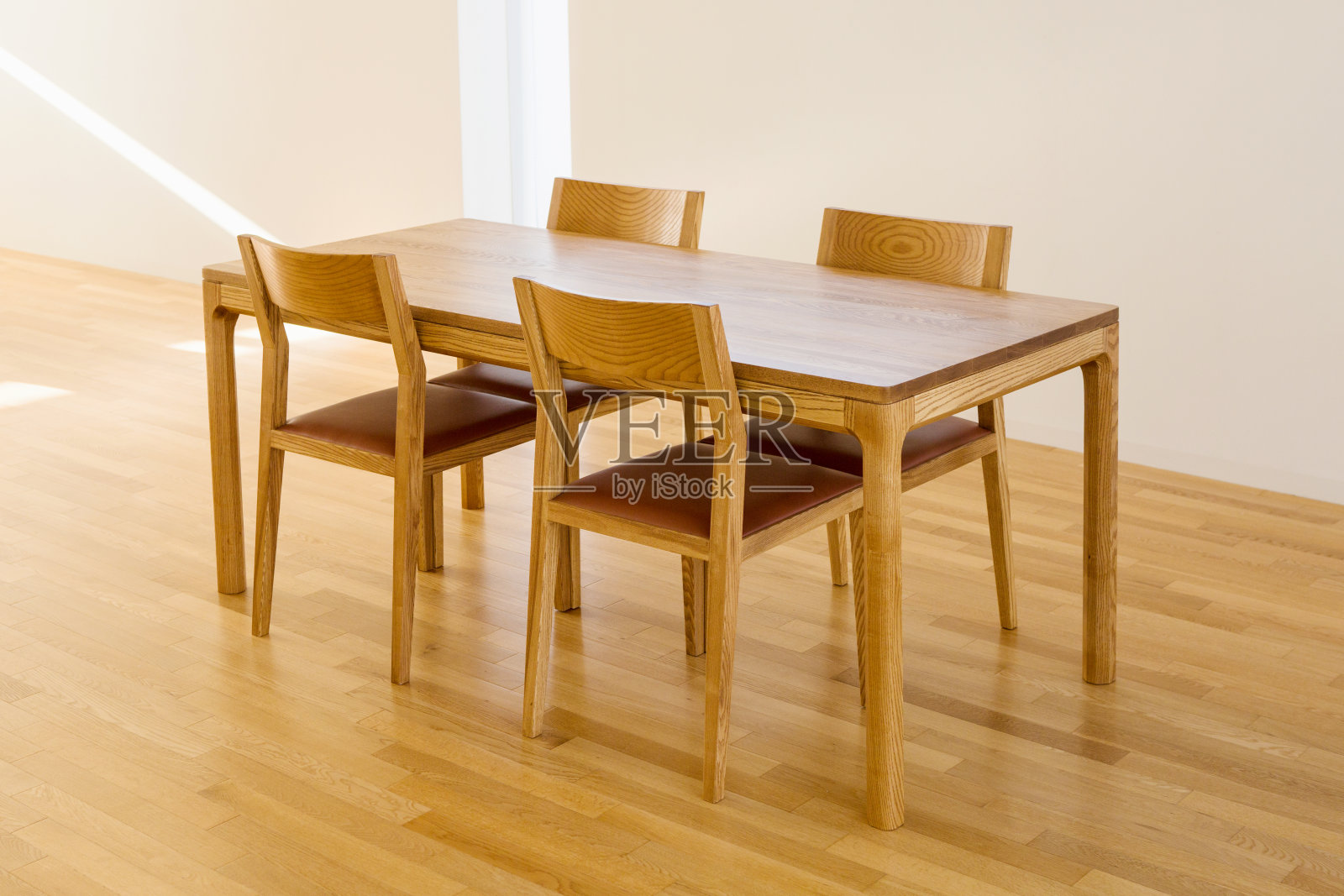 一张四人木制的桌子和椅子照片摄影图片