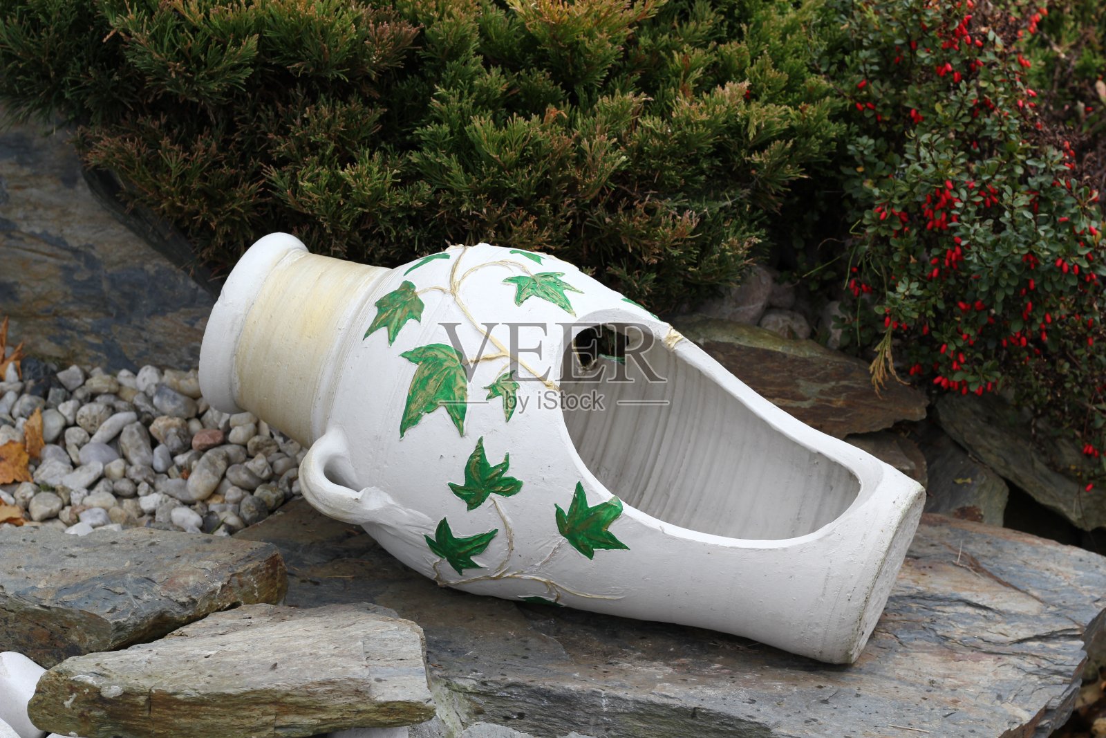 手工陶土双耳罐和小花园设计灵感照片摄影图片