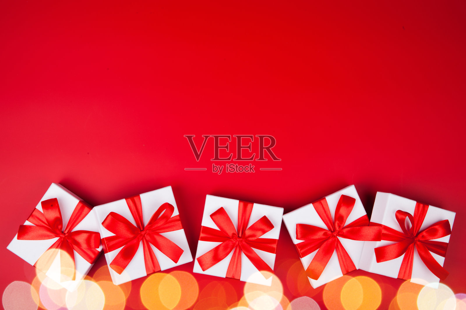 圣诞节白色的礼物礼物在红色的背景。顶部视图与复制空间。水平照片摄影图片