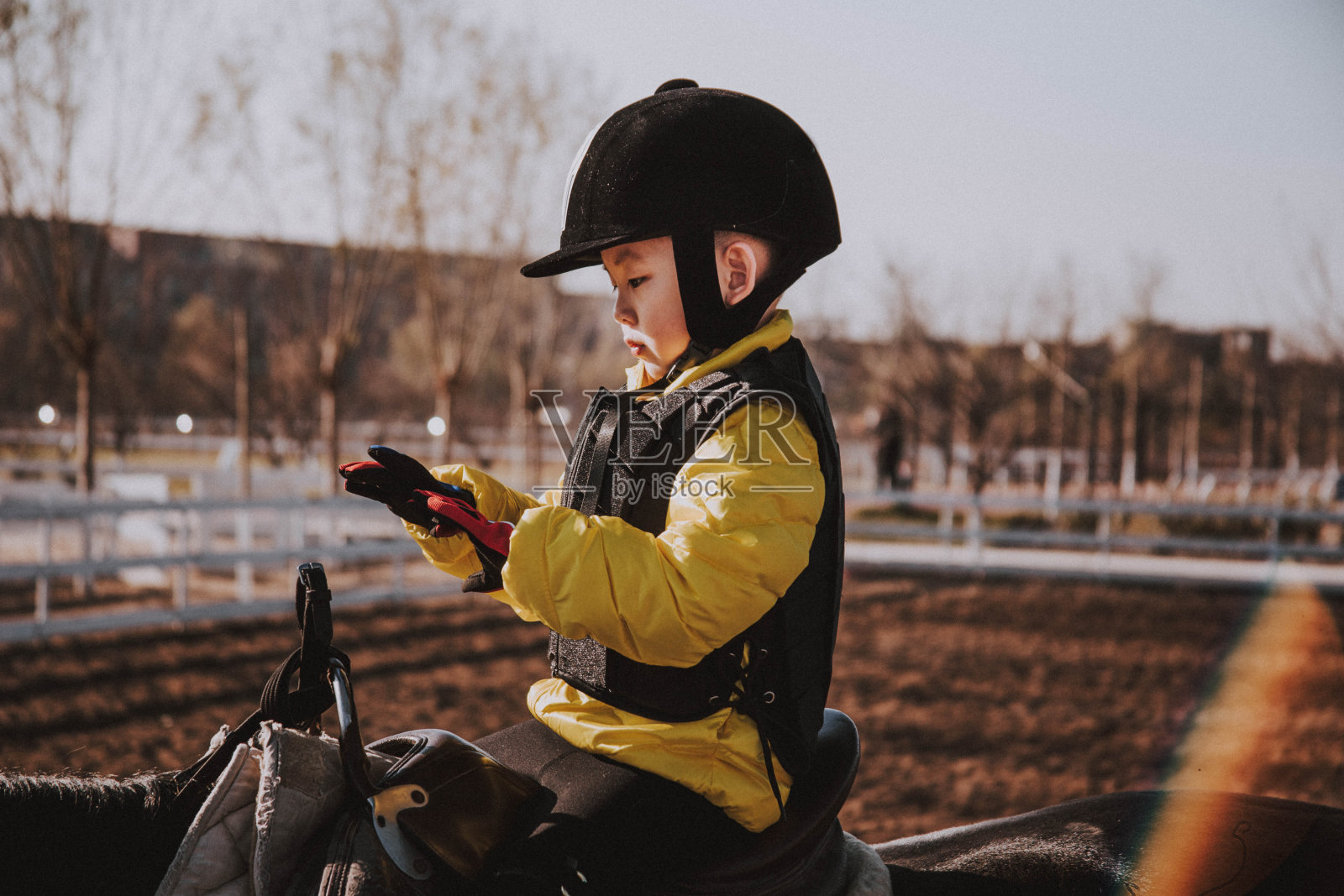 骑马的小男孩照片摄影图片