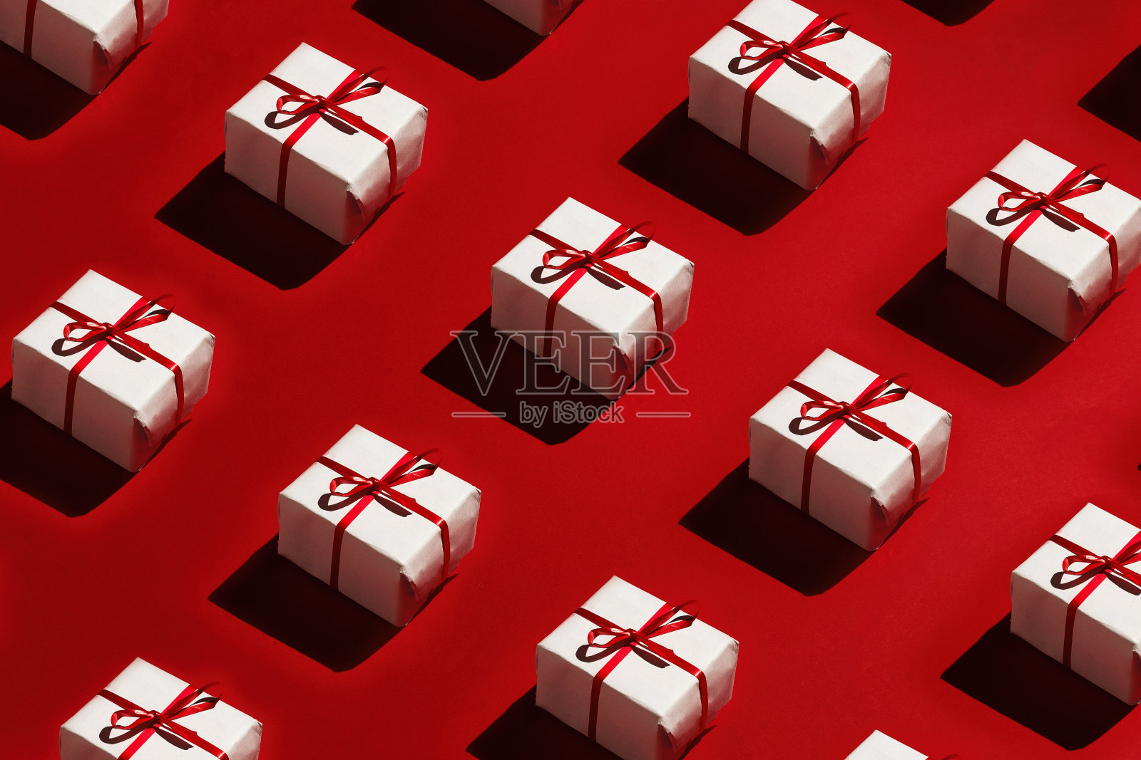 圣诞快乐，新年快乐2019概念。红色背景的礼品盒照片摄影图片
