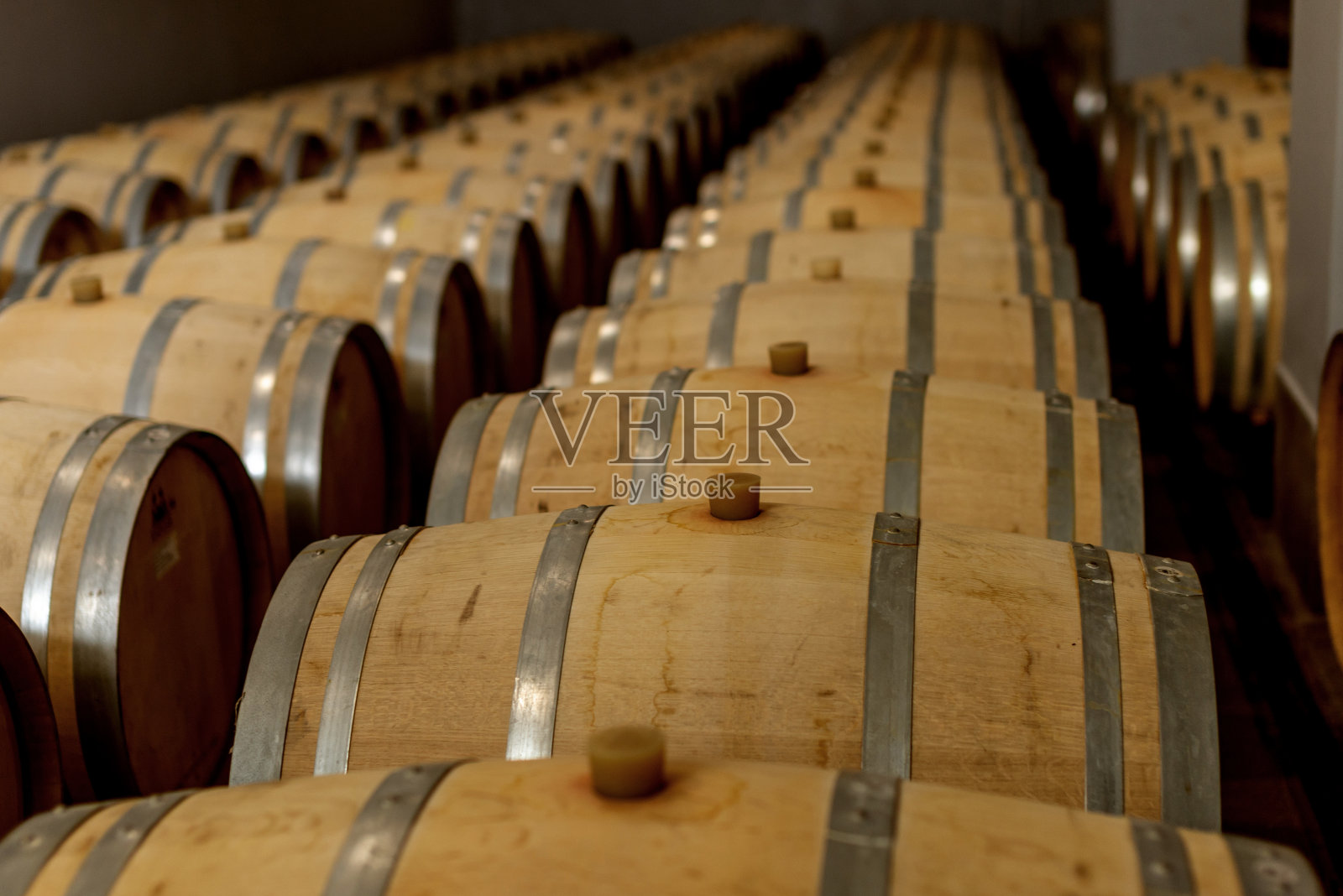 葡萄酒橡木桶，在酿酒厂的酒窖中陈酿红葡萄酒。葡萄酒生产的概念照片摄影图片