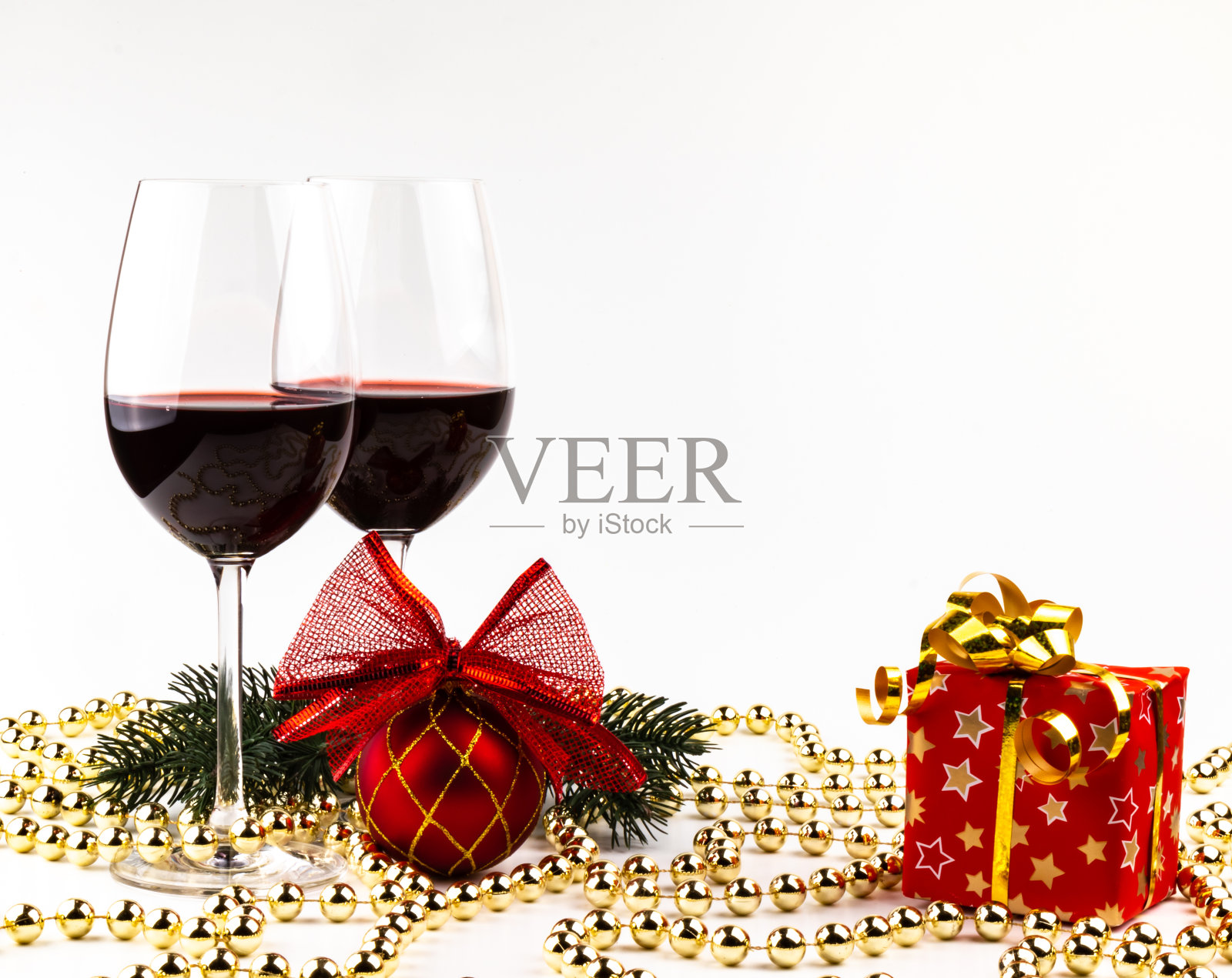 圣诞背景酒杯酒的背景云杉树枝，蜡烛和桔子装饰照片摄影图片