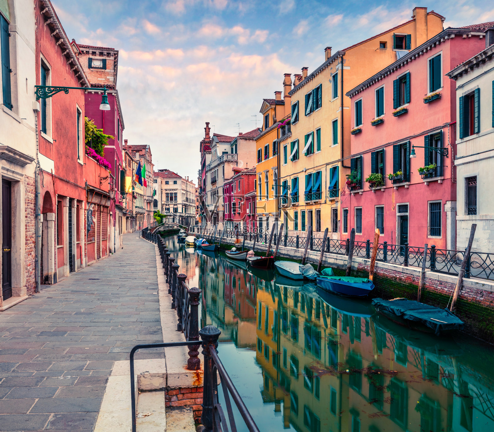 威尼斯的春光明媚，有著名的水渠和色彩斑斓的房屋。欧洲意大利的清晨美景。壮观的地中海城市。旅游概念的背景。照片摄影图片