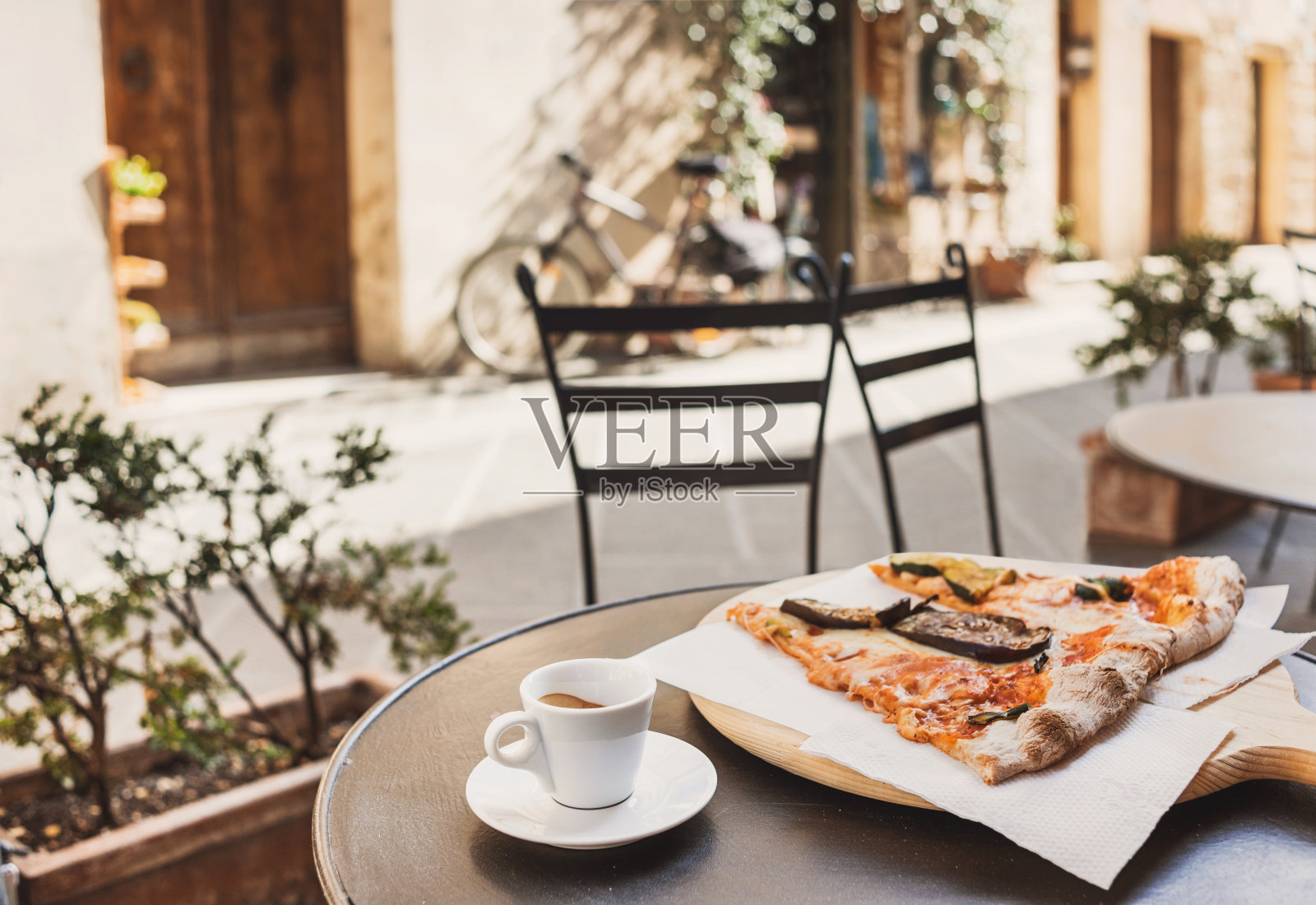 在意大利度假。意大利咖啡馆的披萨和咖啡照片摄影图片