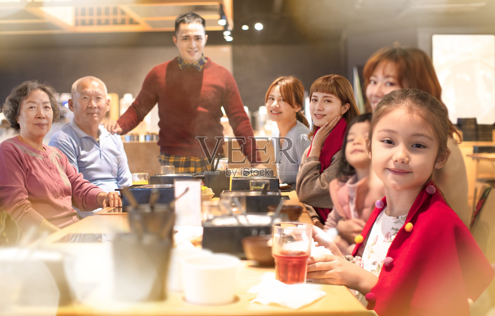 快乐的亚洲家庭共进晚餐，庆祝中国新年照片摄影图片