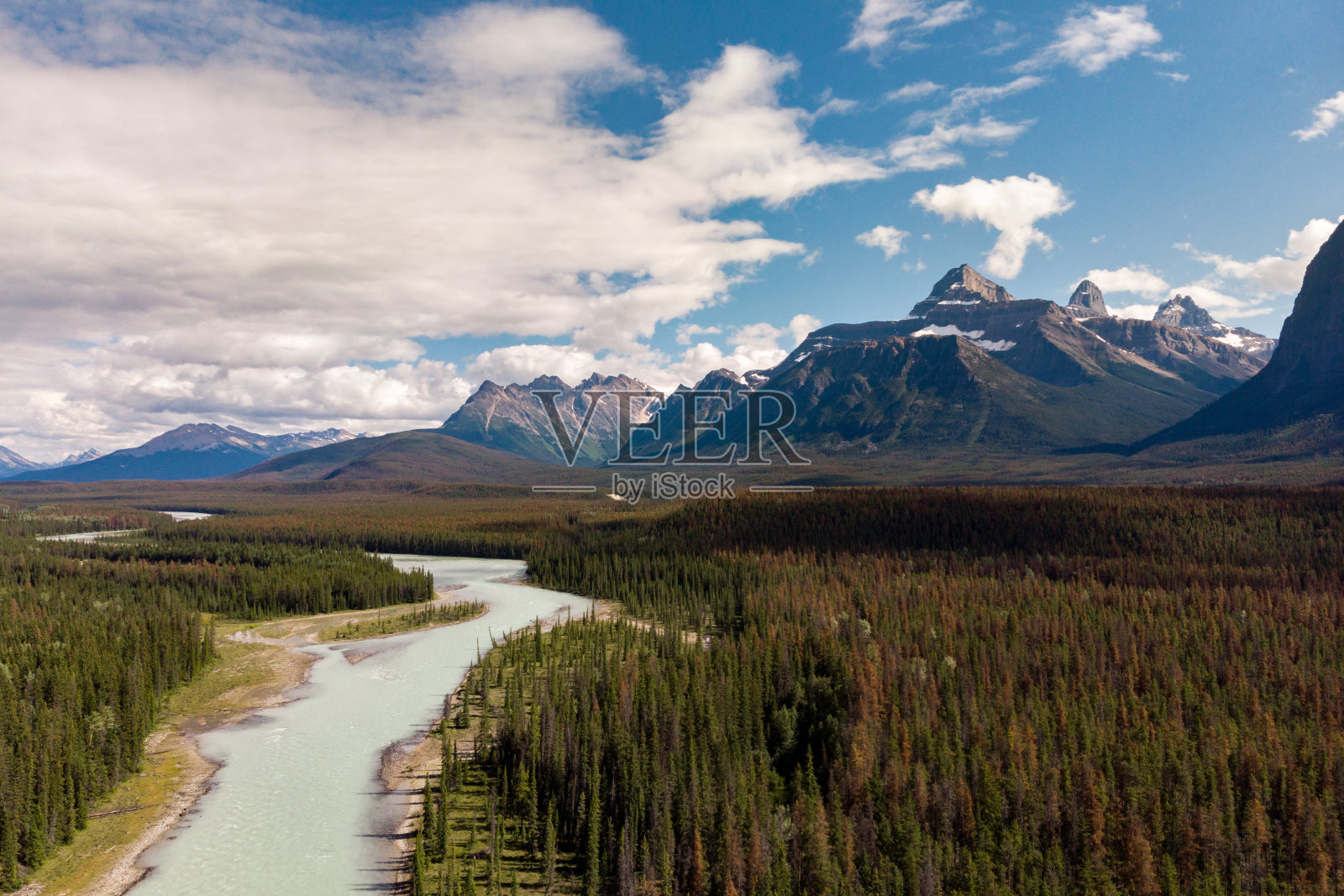 加拿大阿尔伯塔省班夫国家公园的落基山脉鸟瞰图照片摄影图片