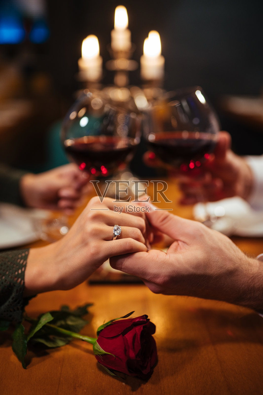 在一家餐厅里，牵手共进浪漫晚餐照片摄影图片