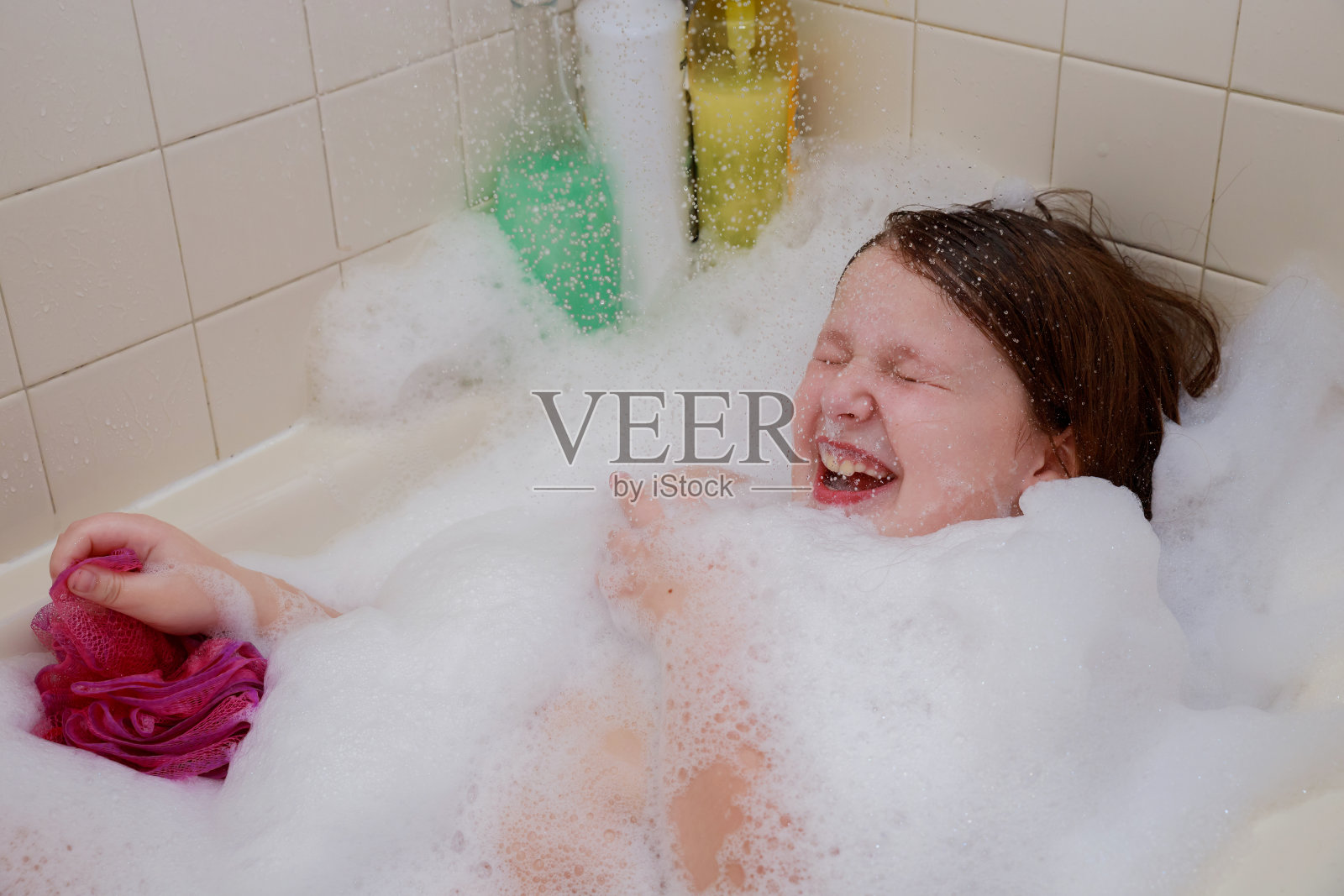 小女孩在家用肥皂洗澡照片摄影图片