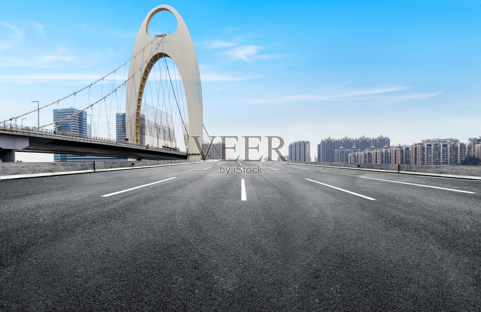 空旷的高速公路与城市景观和天际线，中国广州。照片摄影图片