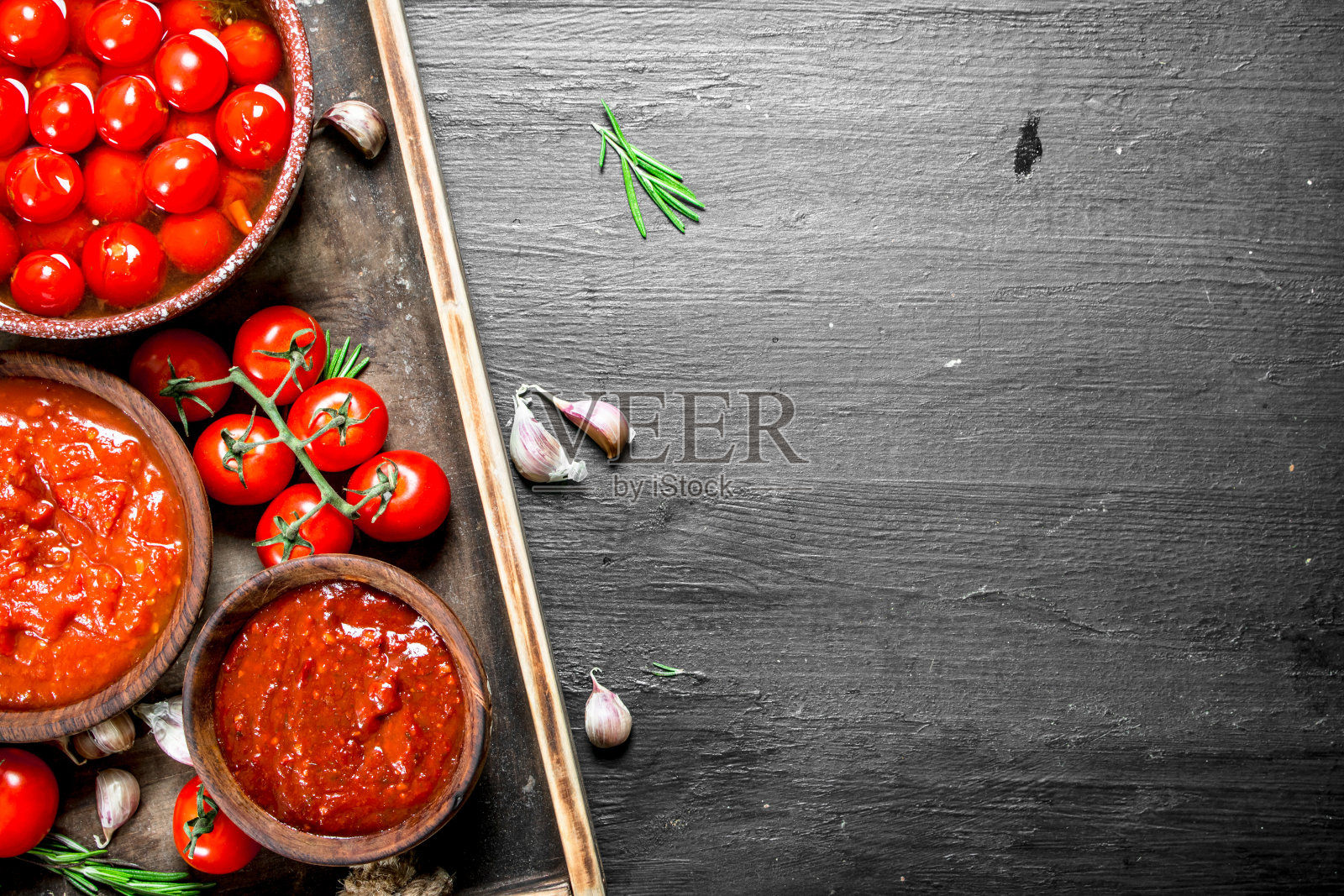 蕃茄酱，加鲜腌蕃茄。照片摄影图片