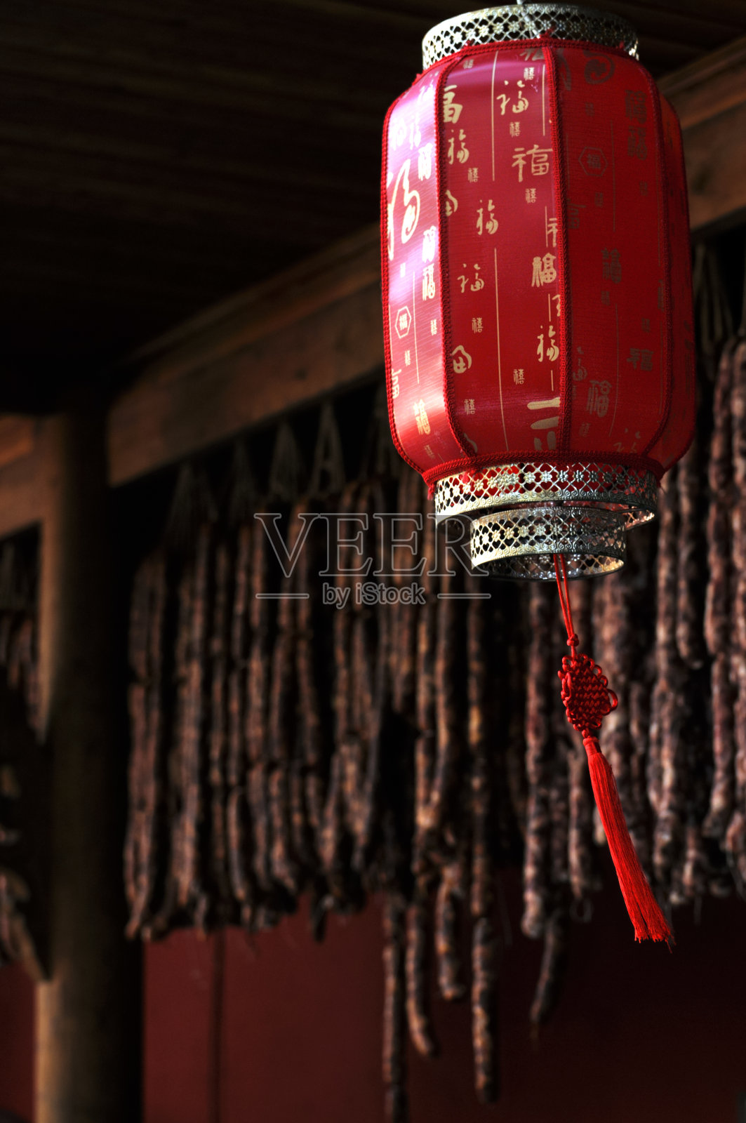 一个中国市场的摊位上挂着腊肉和红灯笼照片摄影图片