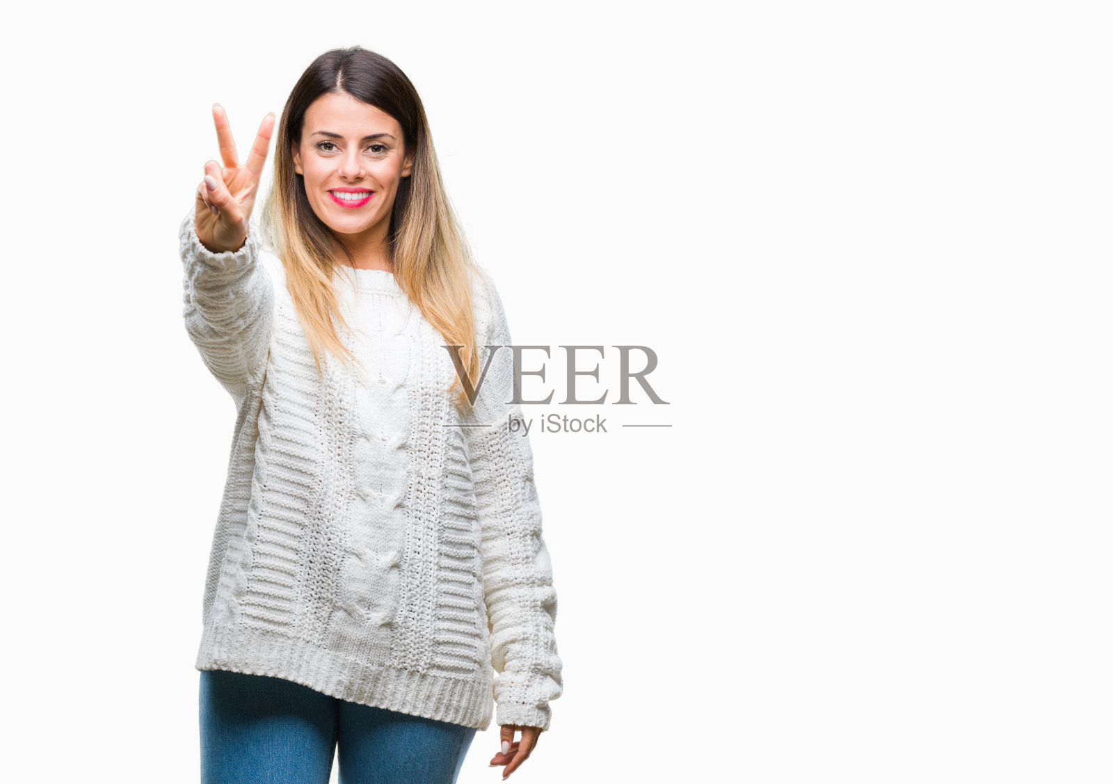 年轻美丽的女人休闲白色毛衣在孤立的背景显示和指向2个手指，而自信和快乐的微笑。照片摄影图片