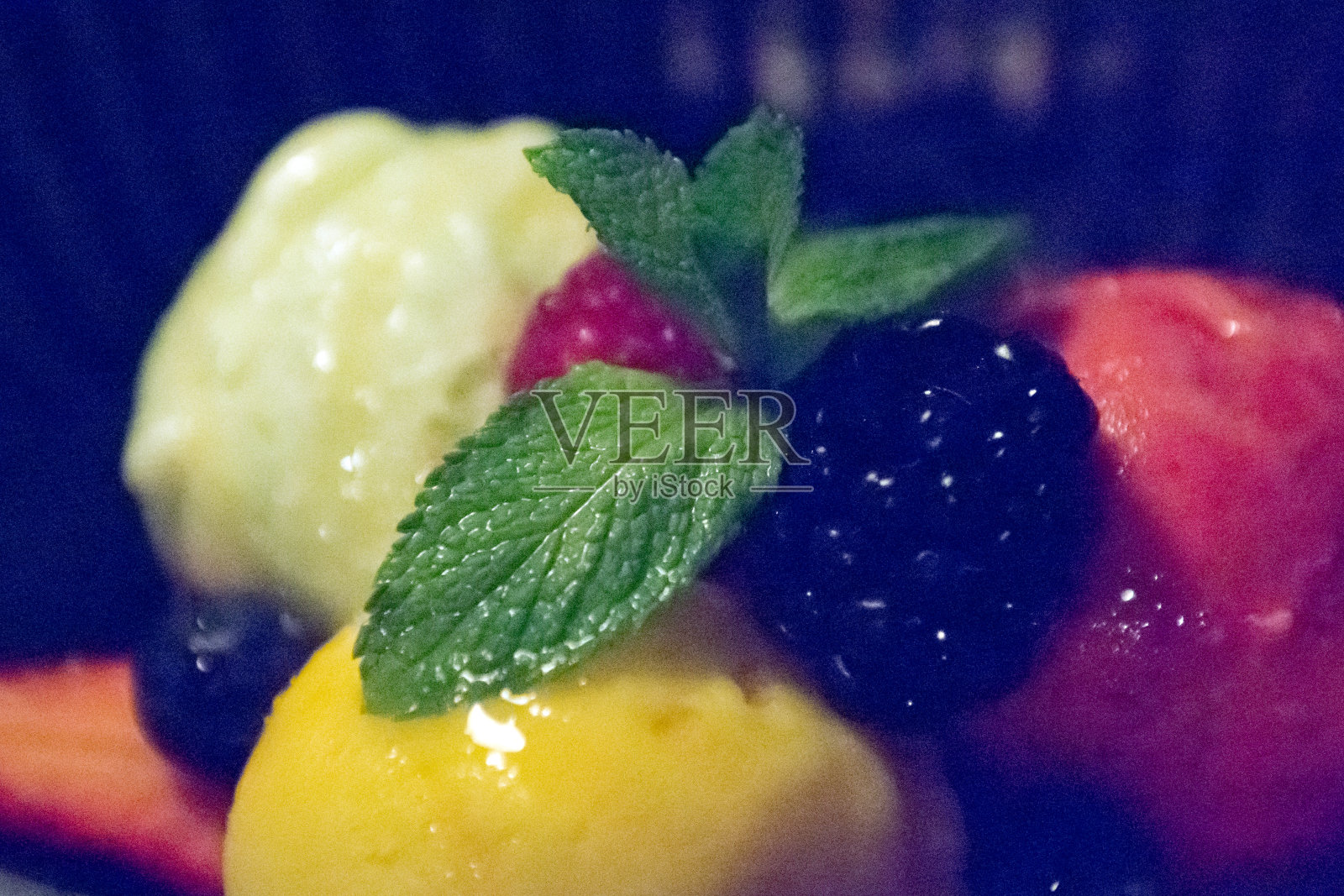 甜点，水果和冰淇淋照片摄影图片