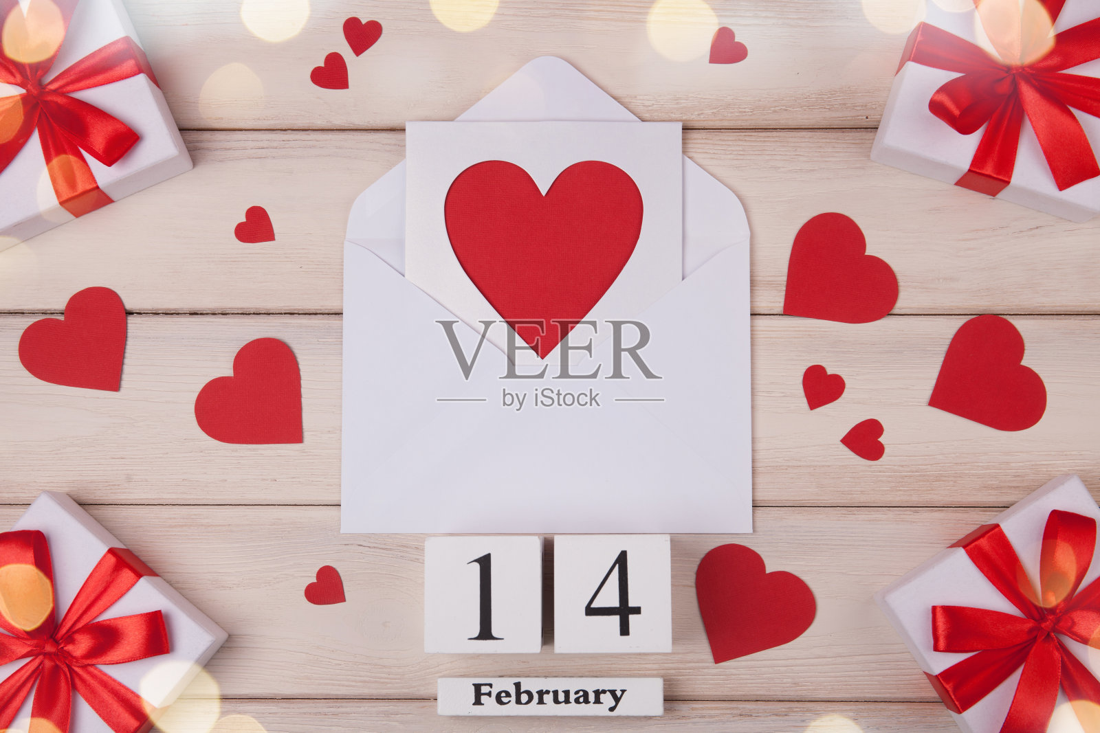 木制的白色背景与红色的心，礼物，爱的信封和木块日历。情人节的概念。viev。照片摄影图片
