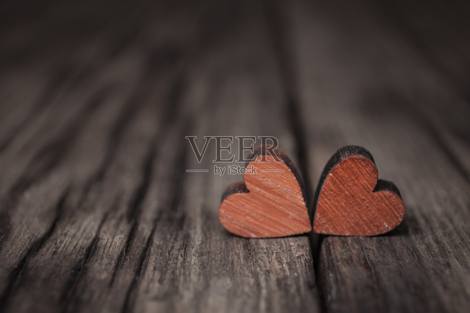 情人节两颗红心在古老的木头背景上。假日卡的复印空间。照片摄影图片