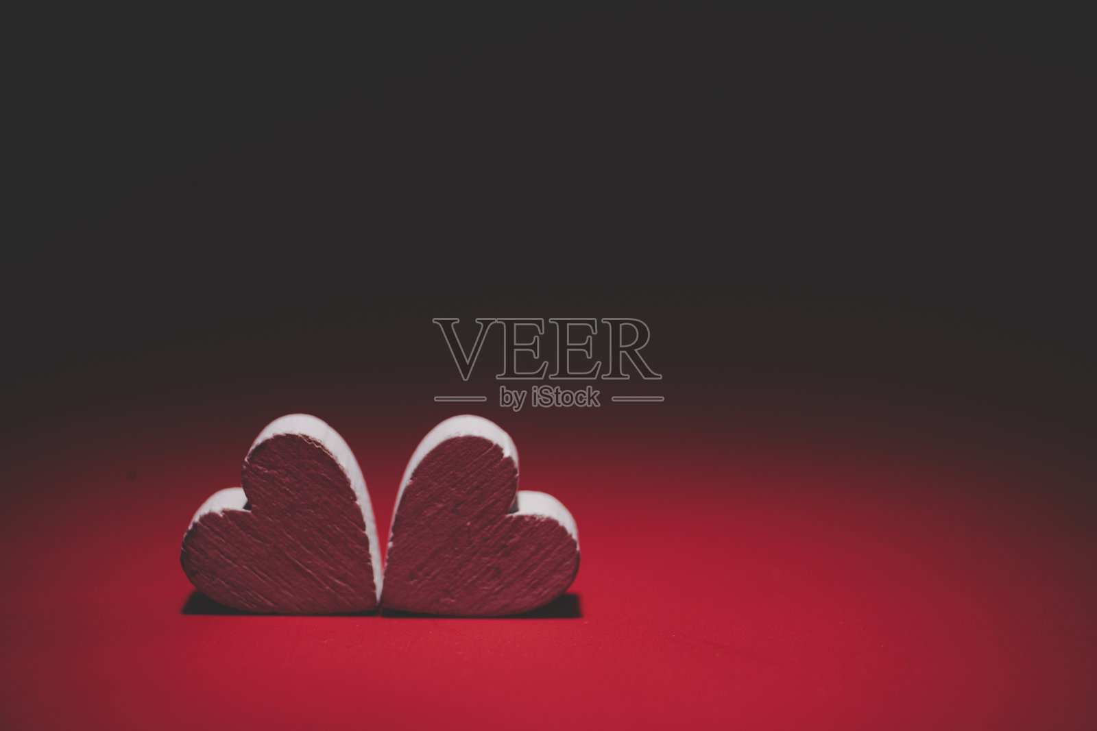 红色背景上的两颗心。情人节卡片。为你的文本复制空间。照片摄影图片