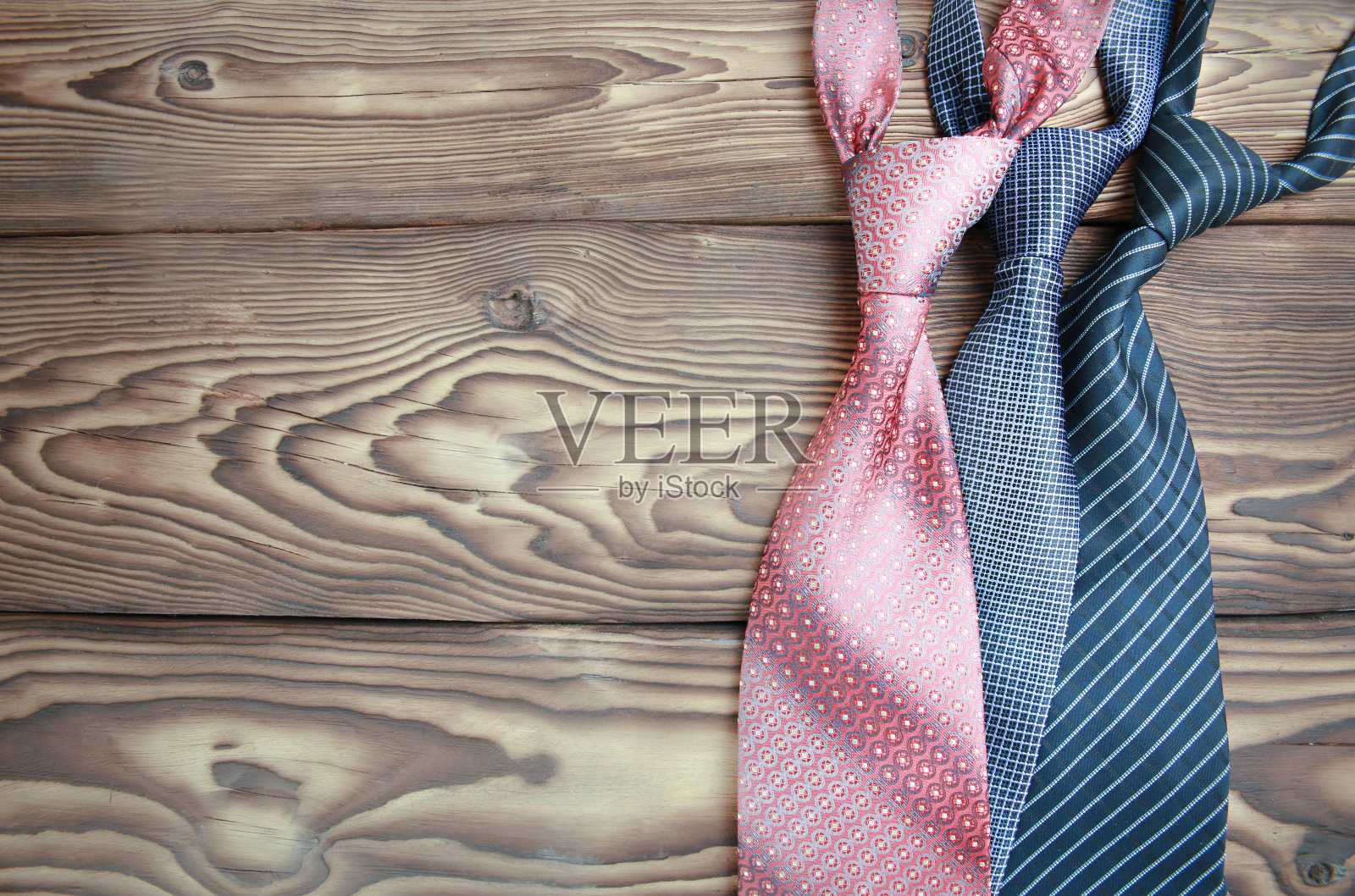木质背景的领带，父亲节。照片摄影图片