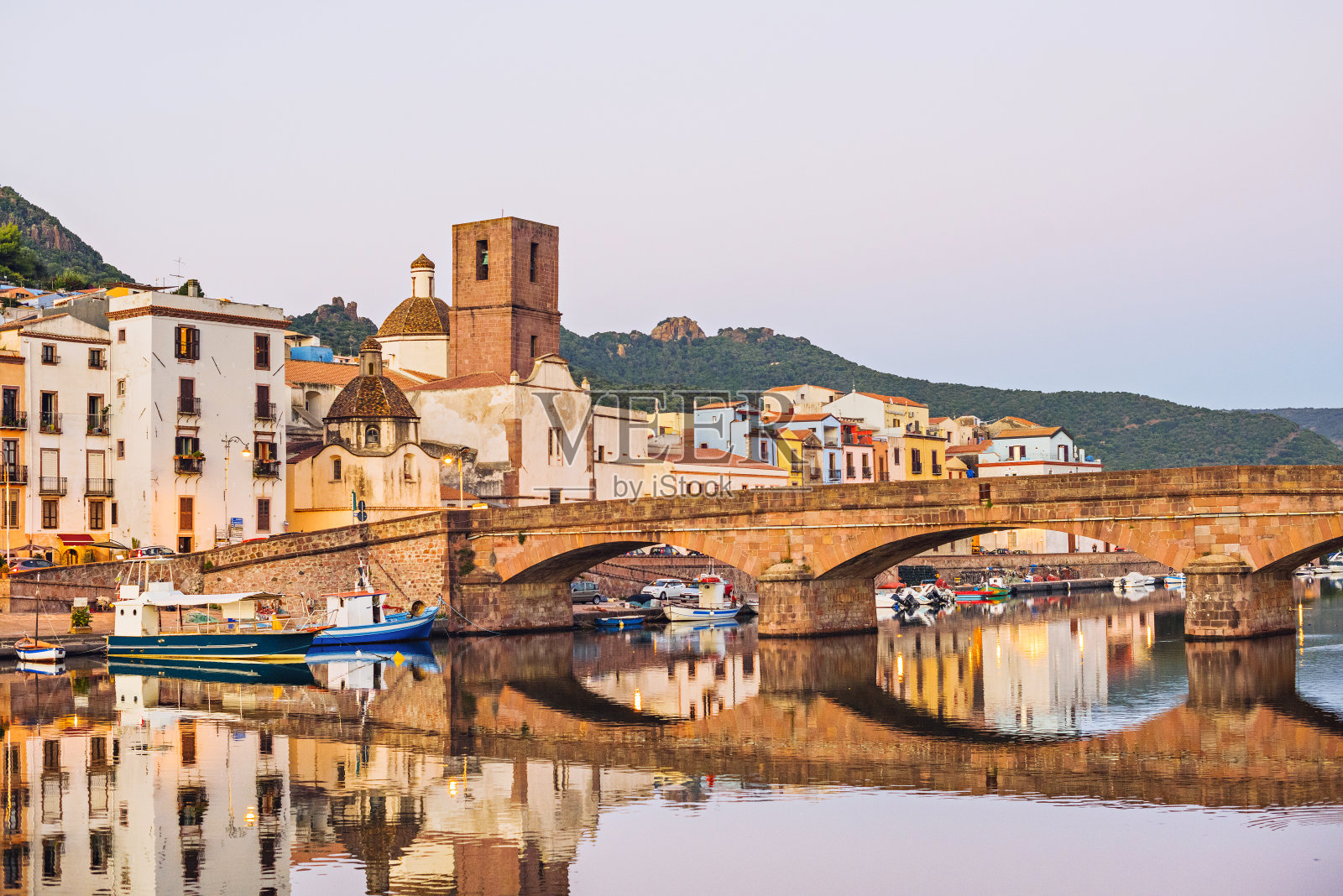 意大利撒丁岛，日落时分的博萨镇照片摄影图片