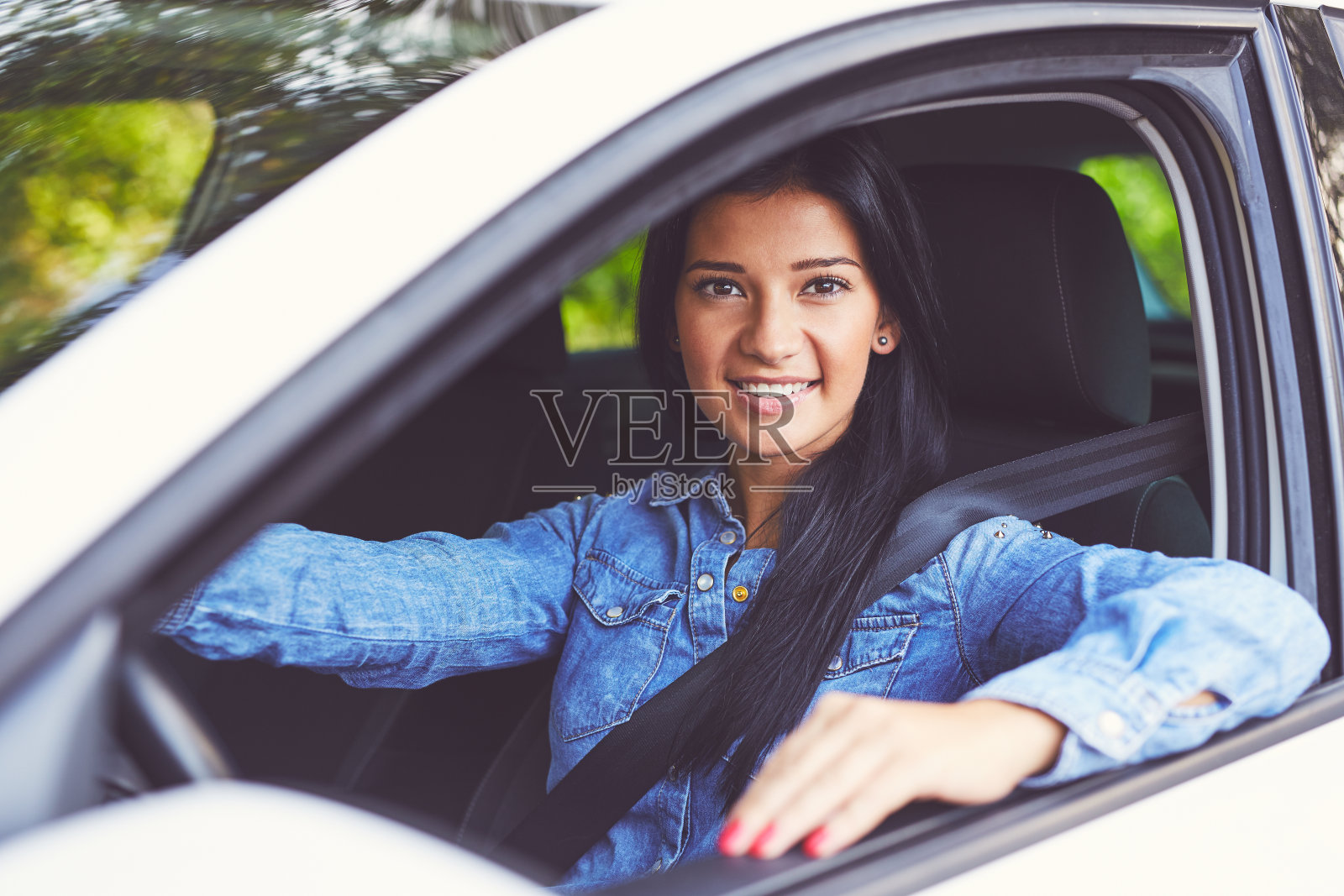 微笑的女人开车。健美的形象照片摄影图片