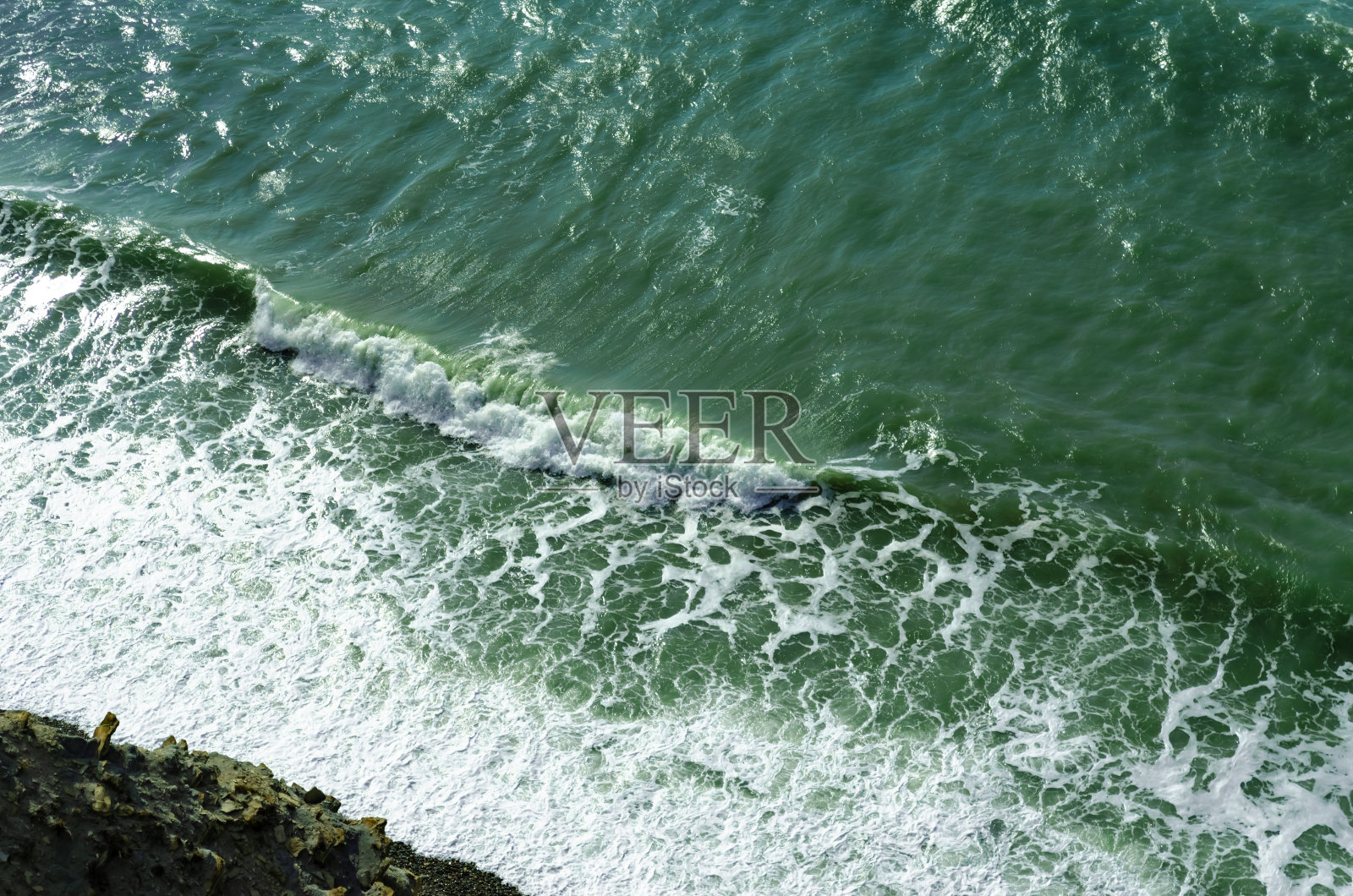 黑海上溅起的浪花。照片摄影图片