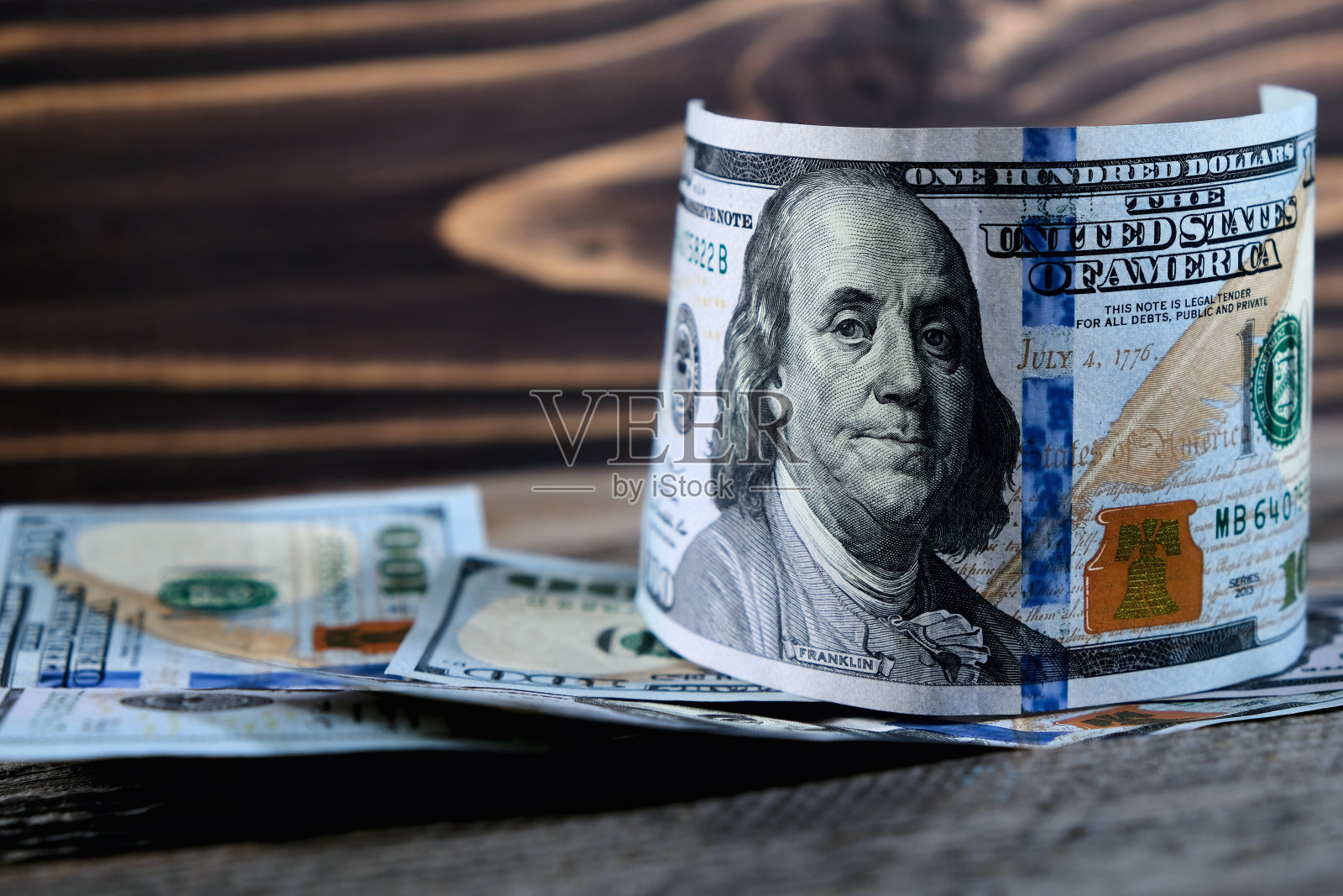 美钞放在木桌上。金融背景。照片摄影图片