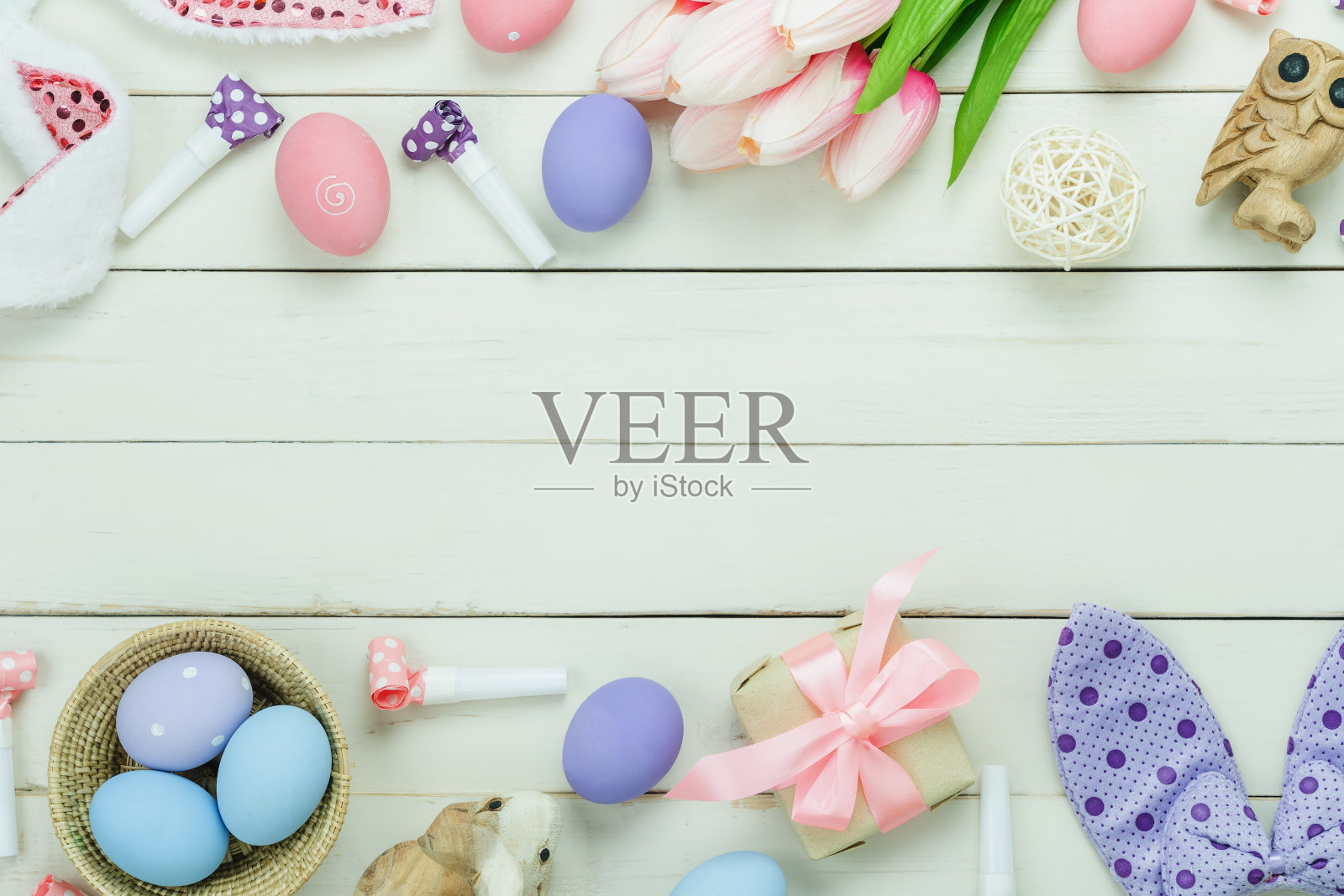 桌面视图拍摄的装饰复活节节日快乐的背景概念。扁平的兔子蛋与鲜花和各种装饰在现代乡村白色木制。设计模型和模板的空白区域。照片摄影图片