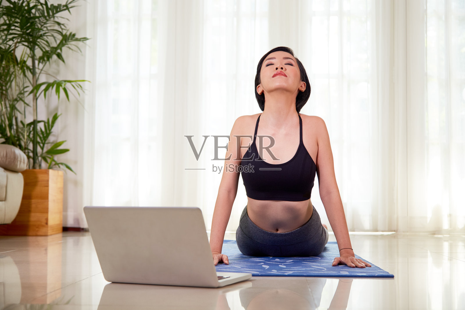 在瑜伽练习中做伸展运动的女人照片摄影图片