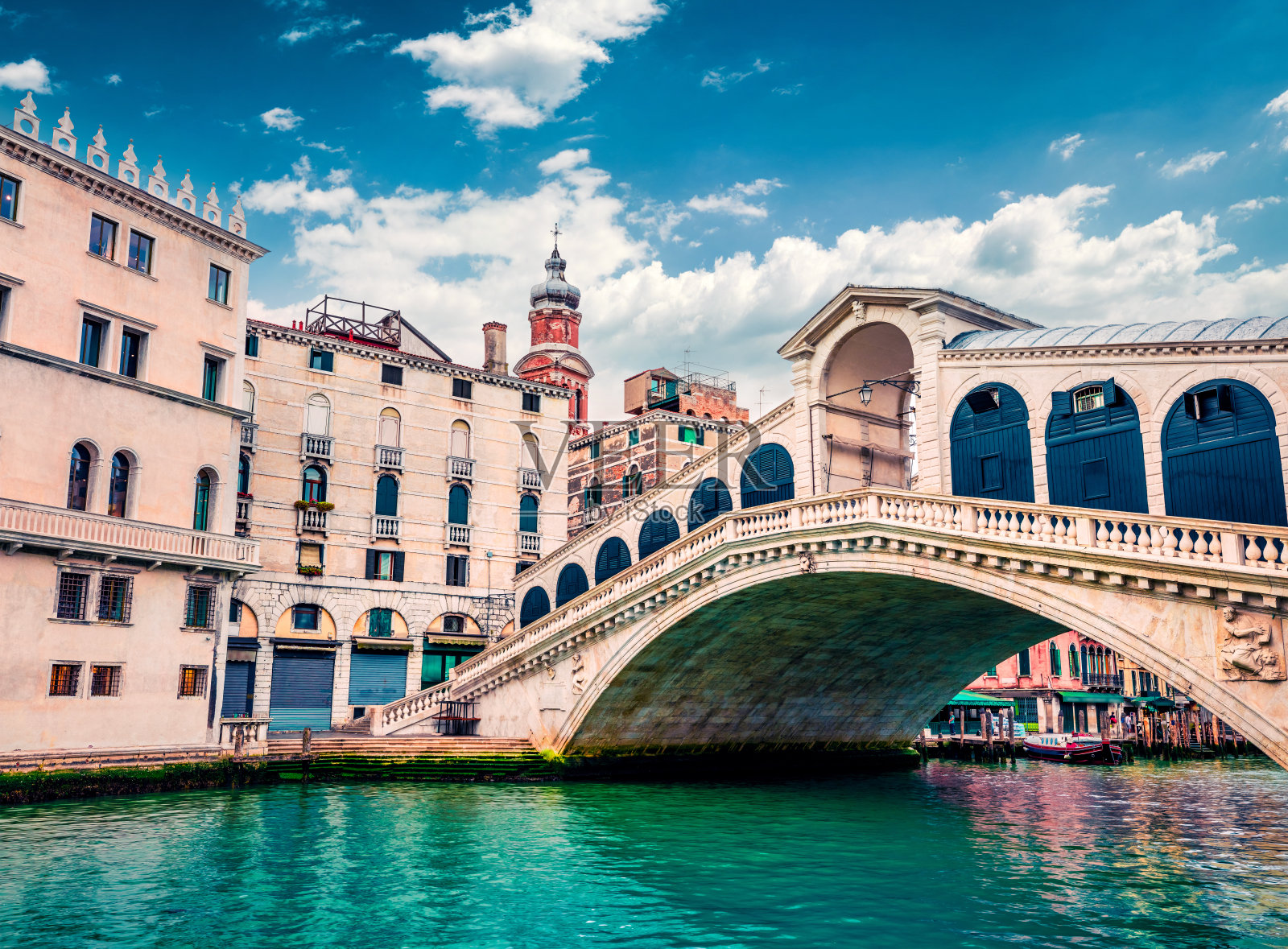 著名的大运河的壮丽景色。里亚托桥春色缤纷。风景如画的早晨城市威尼斯，意大利，欧洲。旅游概念的背景。照片摄影图片