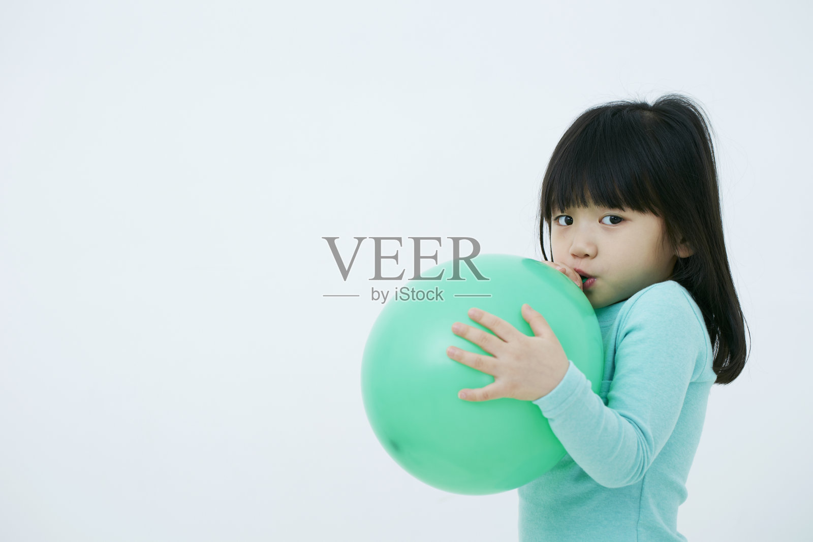 拿着气球的韩国女孩照片摄影图片