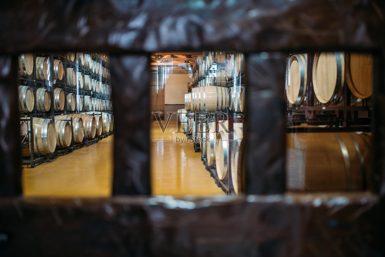 木质酒桶储存在酿酒厂的发酵过程中照片摄影图片