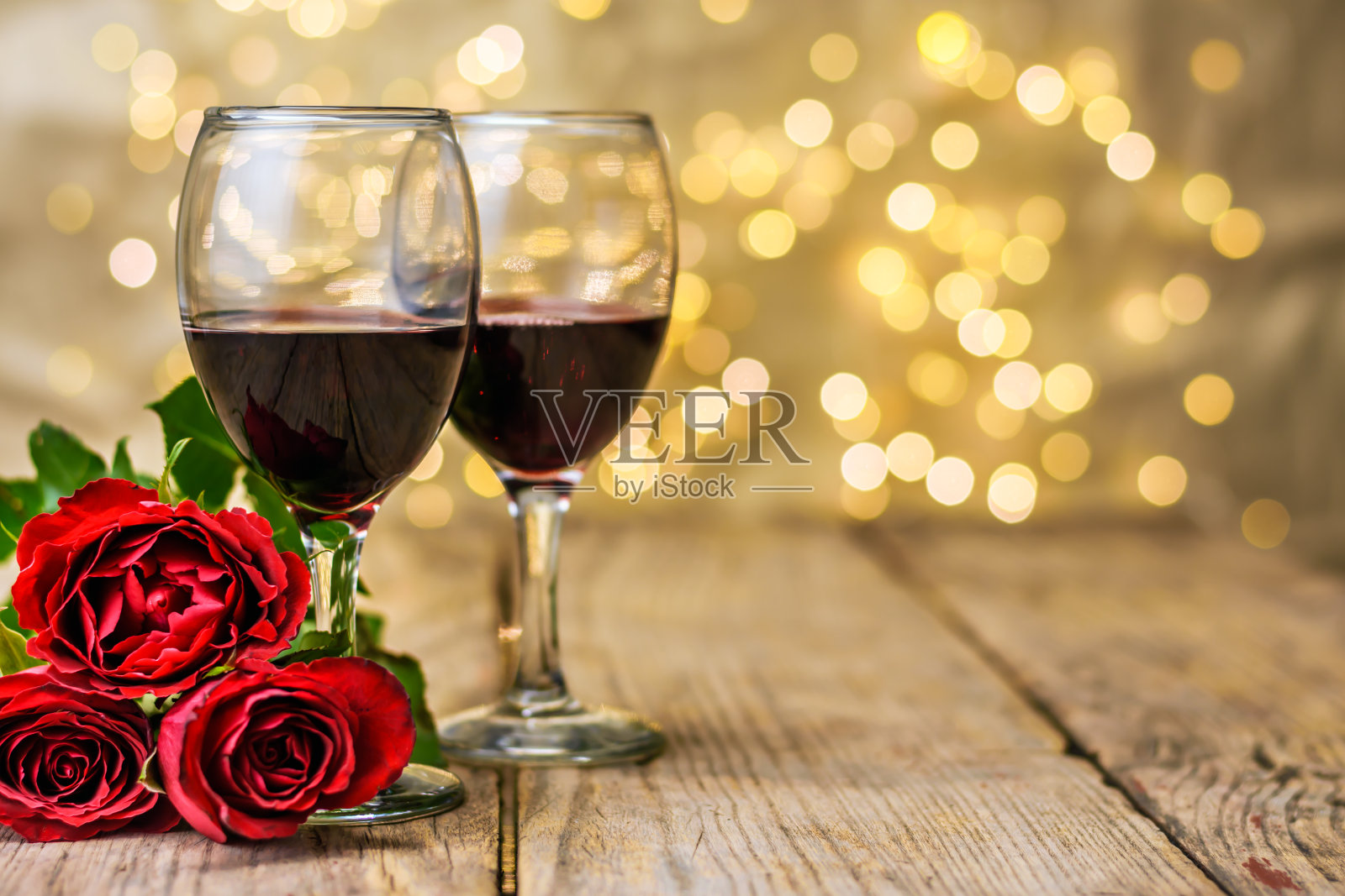 一杯葡萄酒和玫瑰照片摄影图片